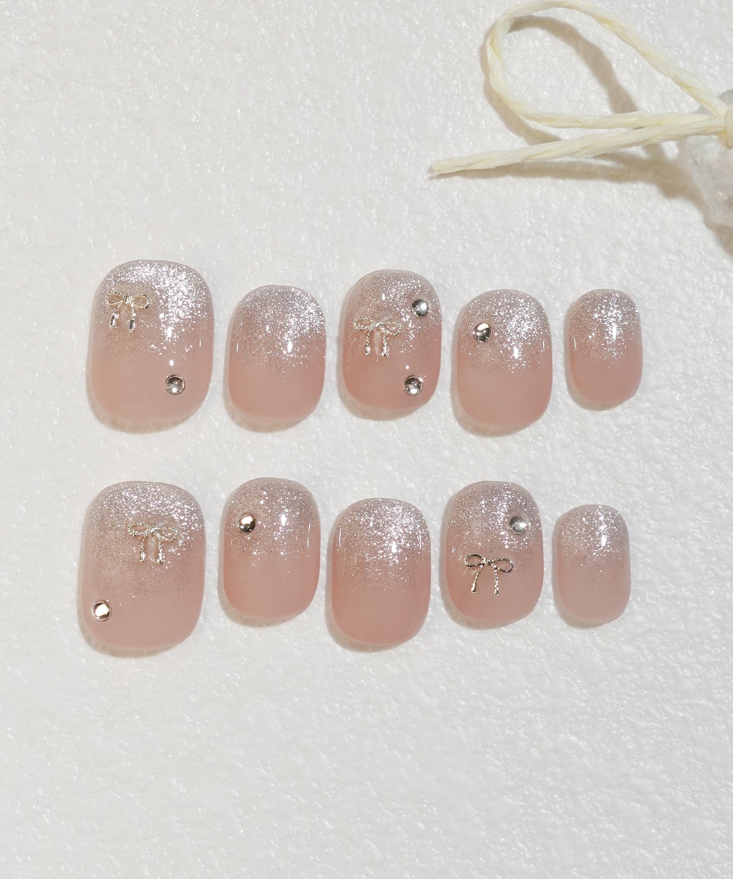 【当日発送】水光ネイルピンクベースシルバーラメグラデーションリボンパーツショートラウンドネイルチップ