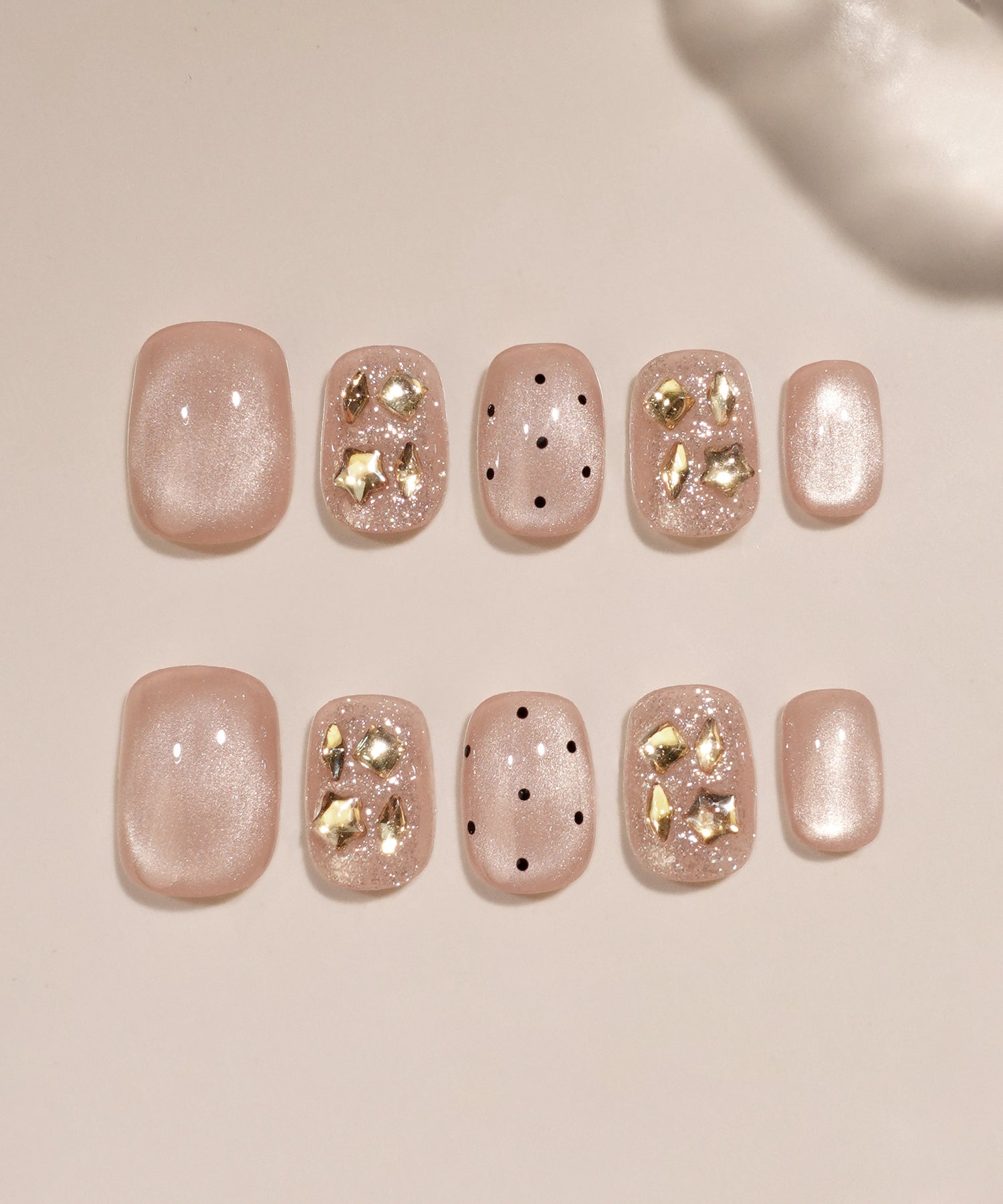 水光ネイルピンクマグネットドットゴールドストーンショートスクエアネイルチップ