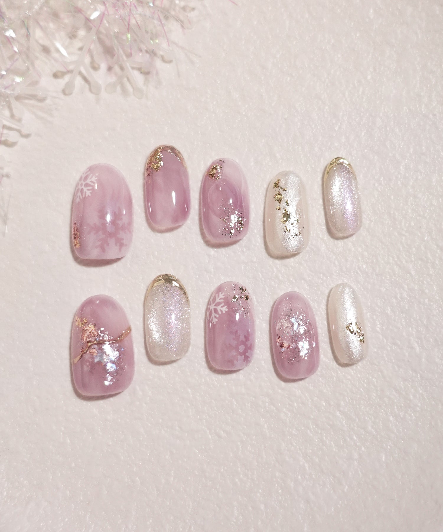 【当日発送】水光ネイルピンクホワイトスノーデザインゴールドミラーホイルオーバルネイルチップ