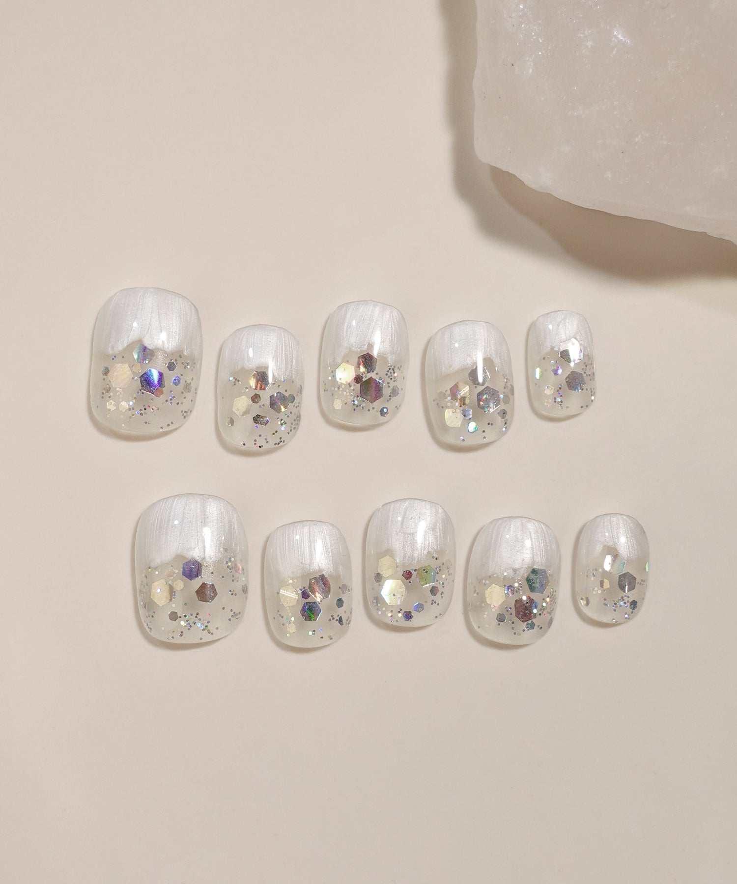 水光ネイルスノーホワイトベースホロラメショートラウンドネイルチップ