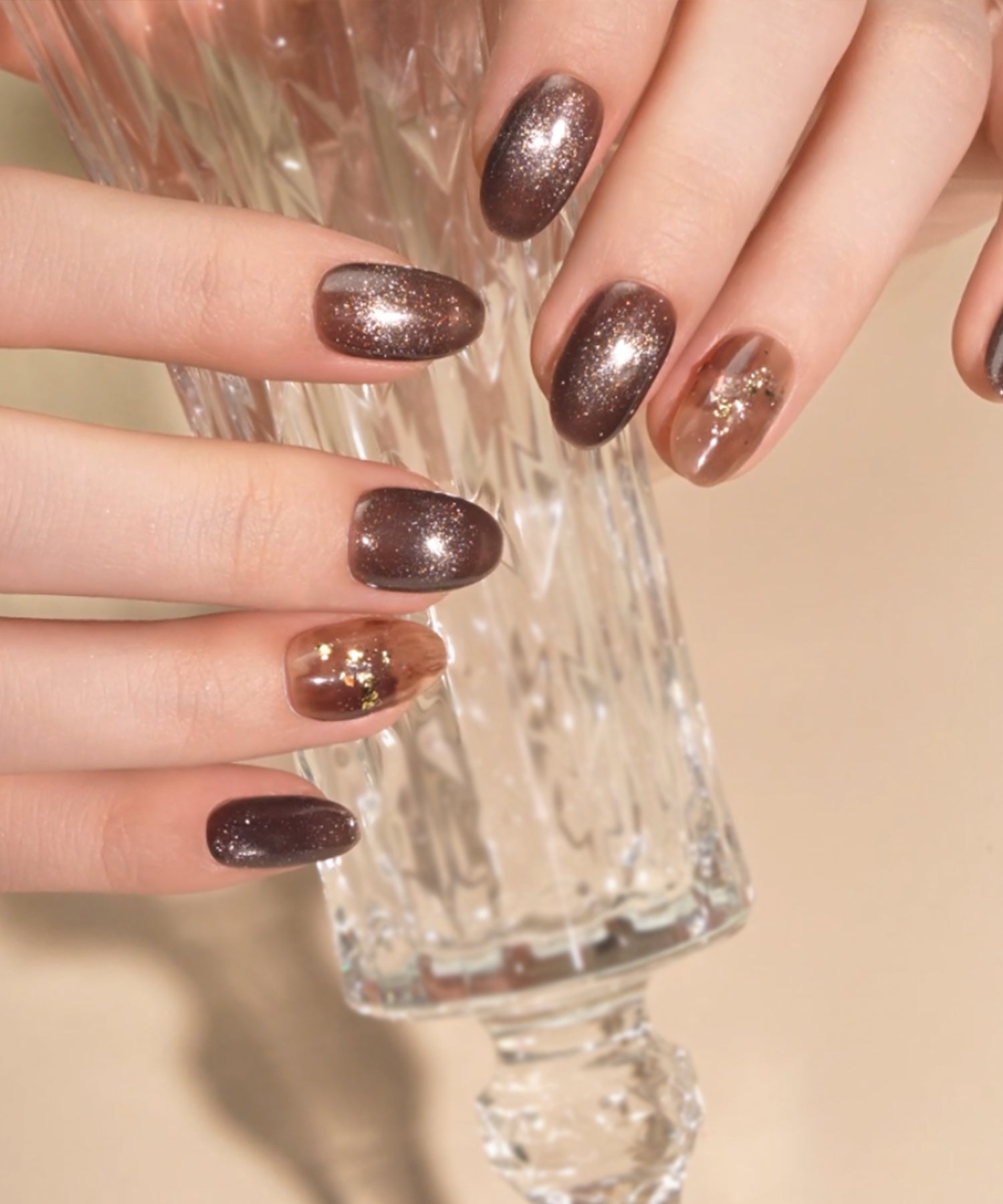 【予約販売】水光ネイルブラウンニュアンスマグネットゴールドホイルオーバルネイルチップ