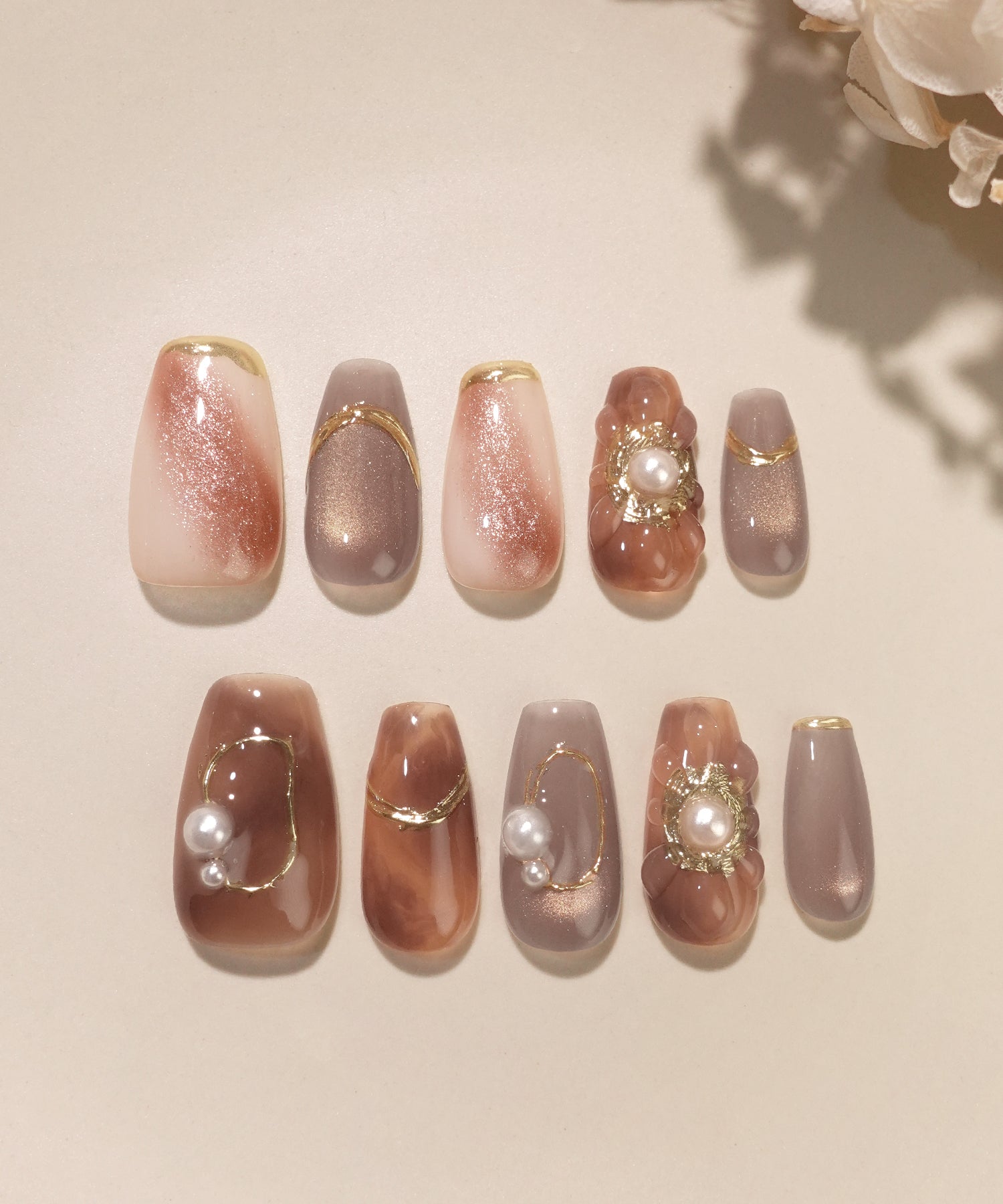 【一部当日発送】水光ネイルブラウンニュアンスゴールドミラーラインパールフラワーモチーフバレリーナネイルチップ