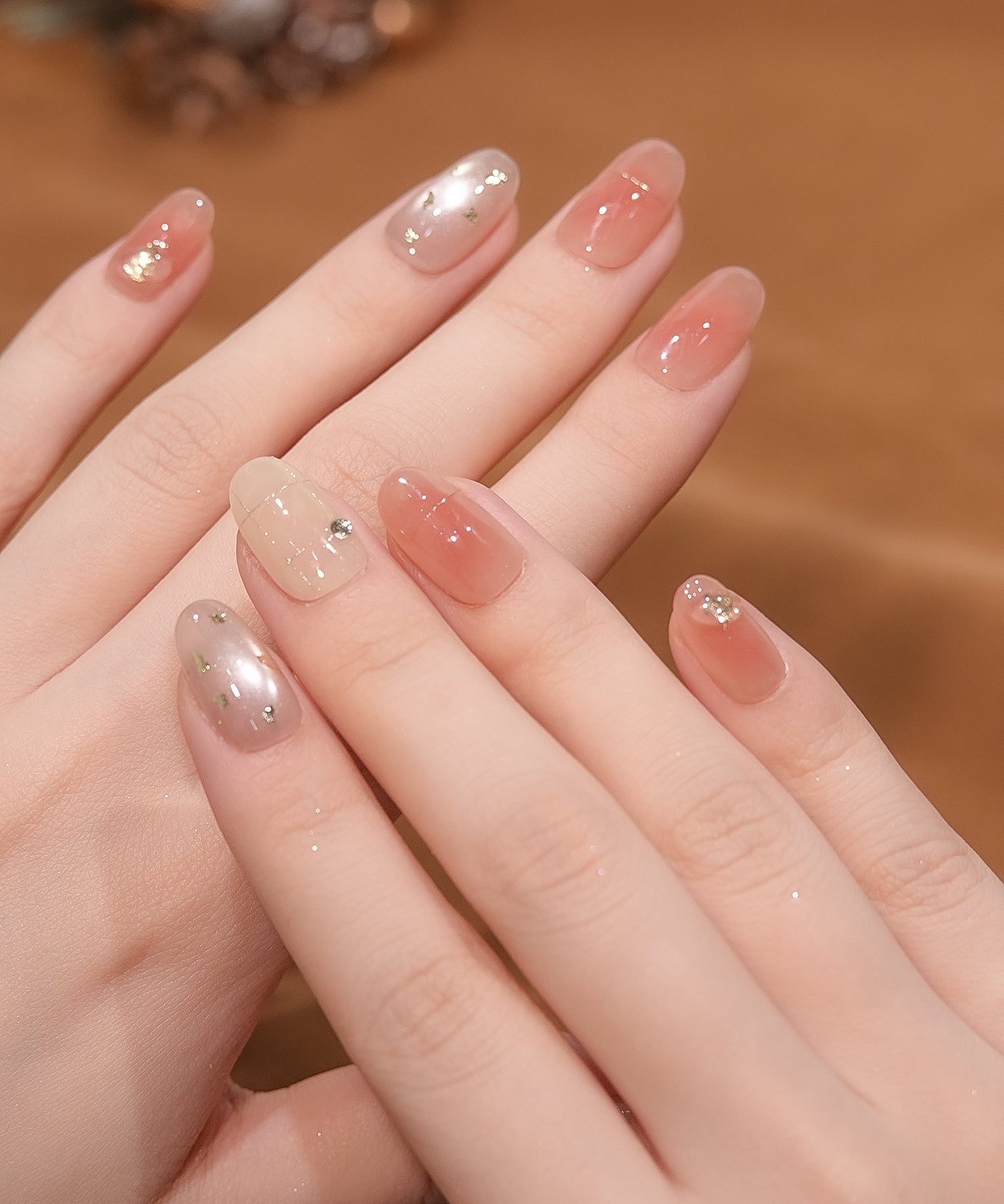 【COMING SOON】水光ネイルコーラルピンクニュアンスゴールドミラーチェックストーンホイルオーバルネイルチップ