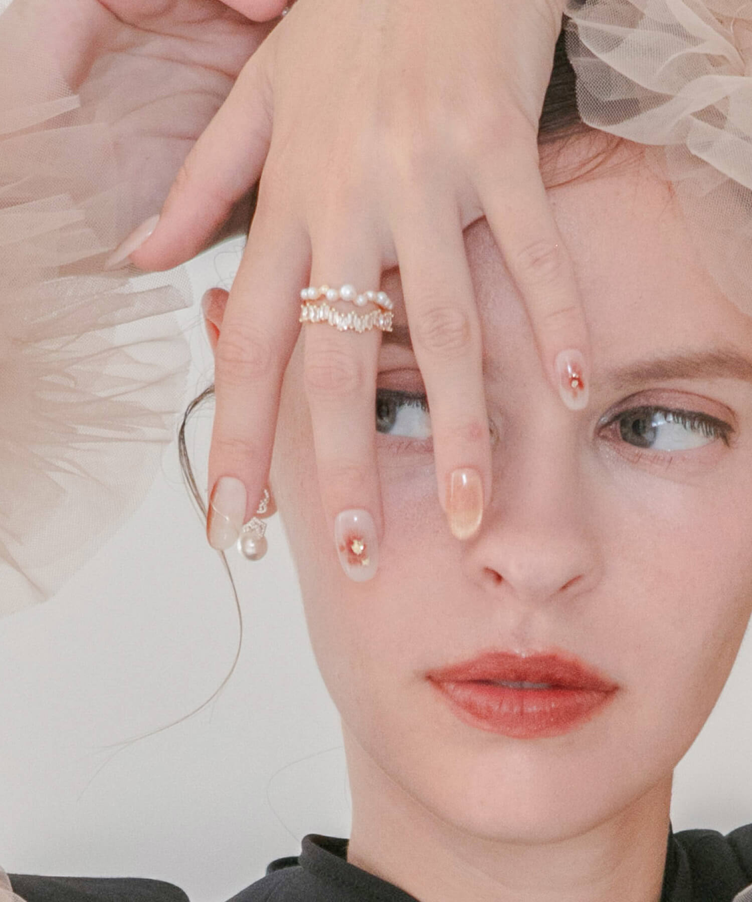 【当日発送】水光ネイルベージュブラウンフラワーゴールドフレークニュアンスオーバルネイルチップ