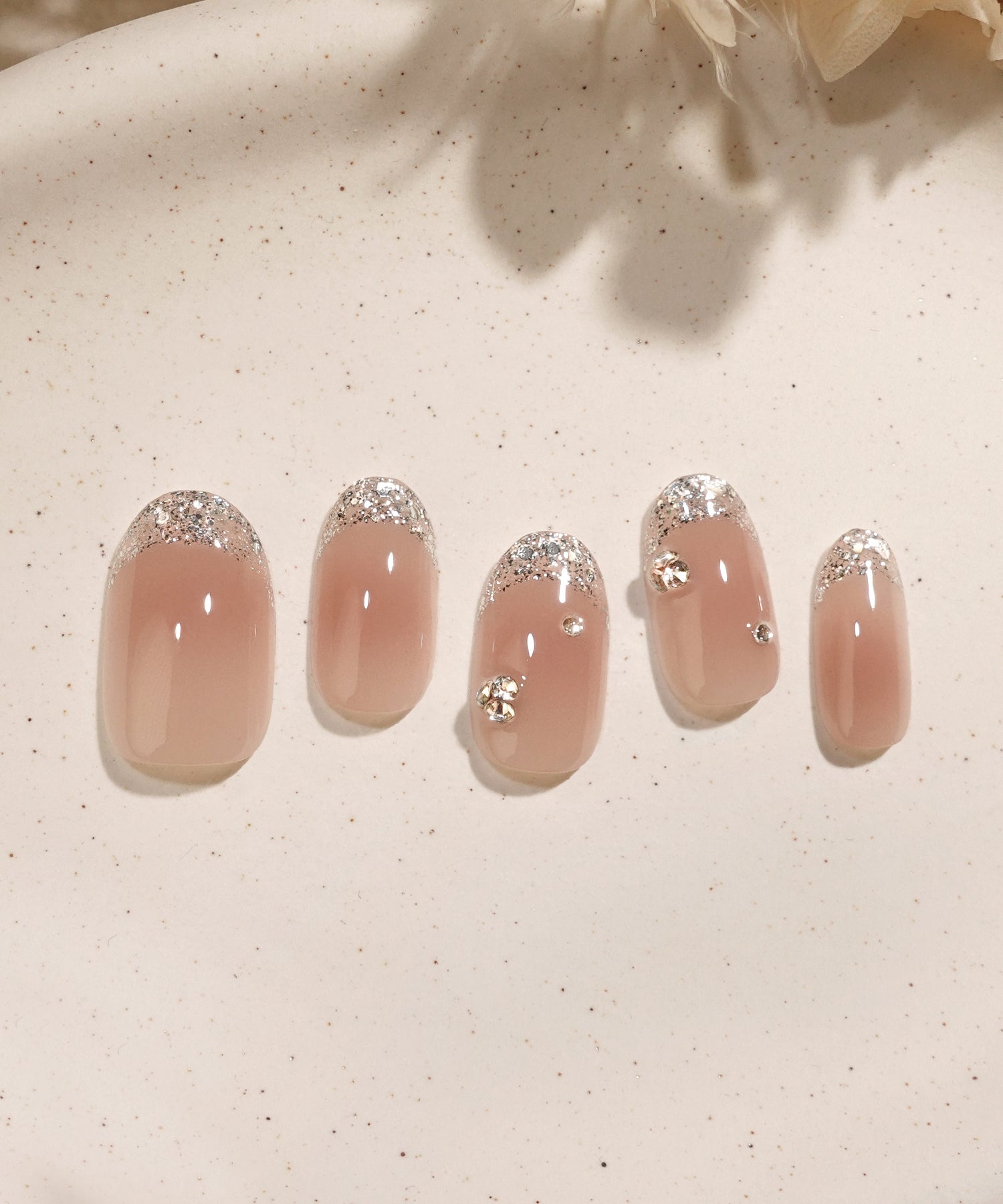 水光ネイルピンクベースシルバーラメホログラムフレンチストーンオーバルネイルチップ