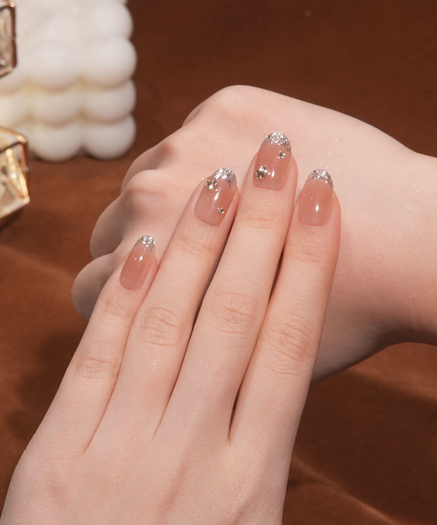 水光ネイルピンクベースシルバーラメホログラムフレンチストーンオーバルネイルチップ