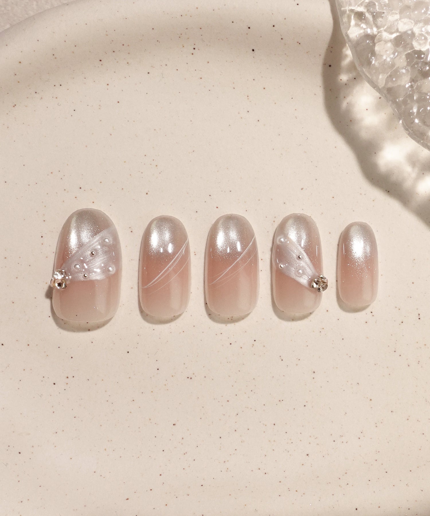 水光ネイルピンクグラデーションシルバーマグネットストーンパールホワイトラインオーバルネイルチップ