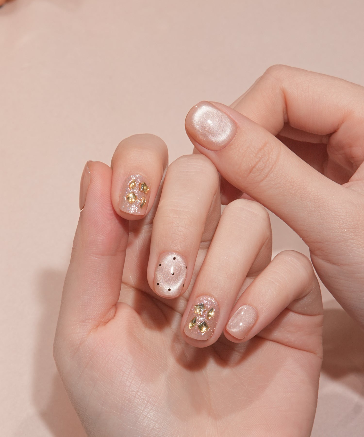 水光ネイルピンクマグネットドットゴールドストーンショートスクエアネイルチップ