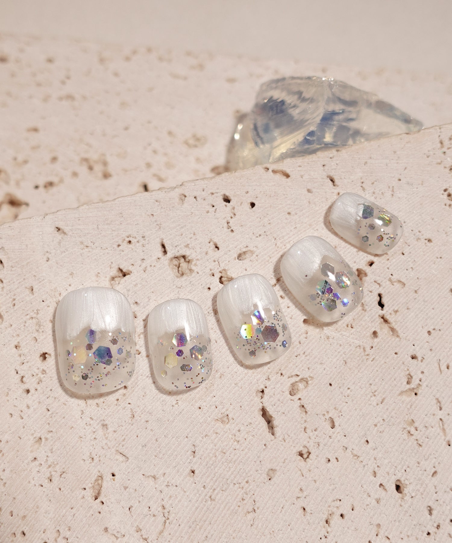 水光ネイルスノーホワイトベースホロラメショートラウンドネイルチップ