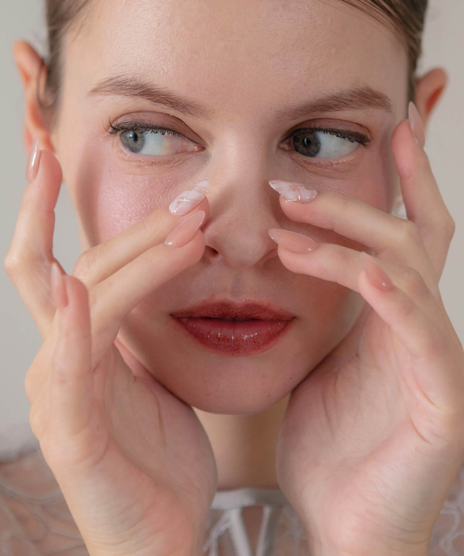 【予約販売】水光ネイルピンクマグネットチェックアートシルバーラメオーバルネイルチップ