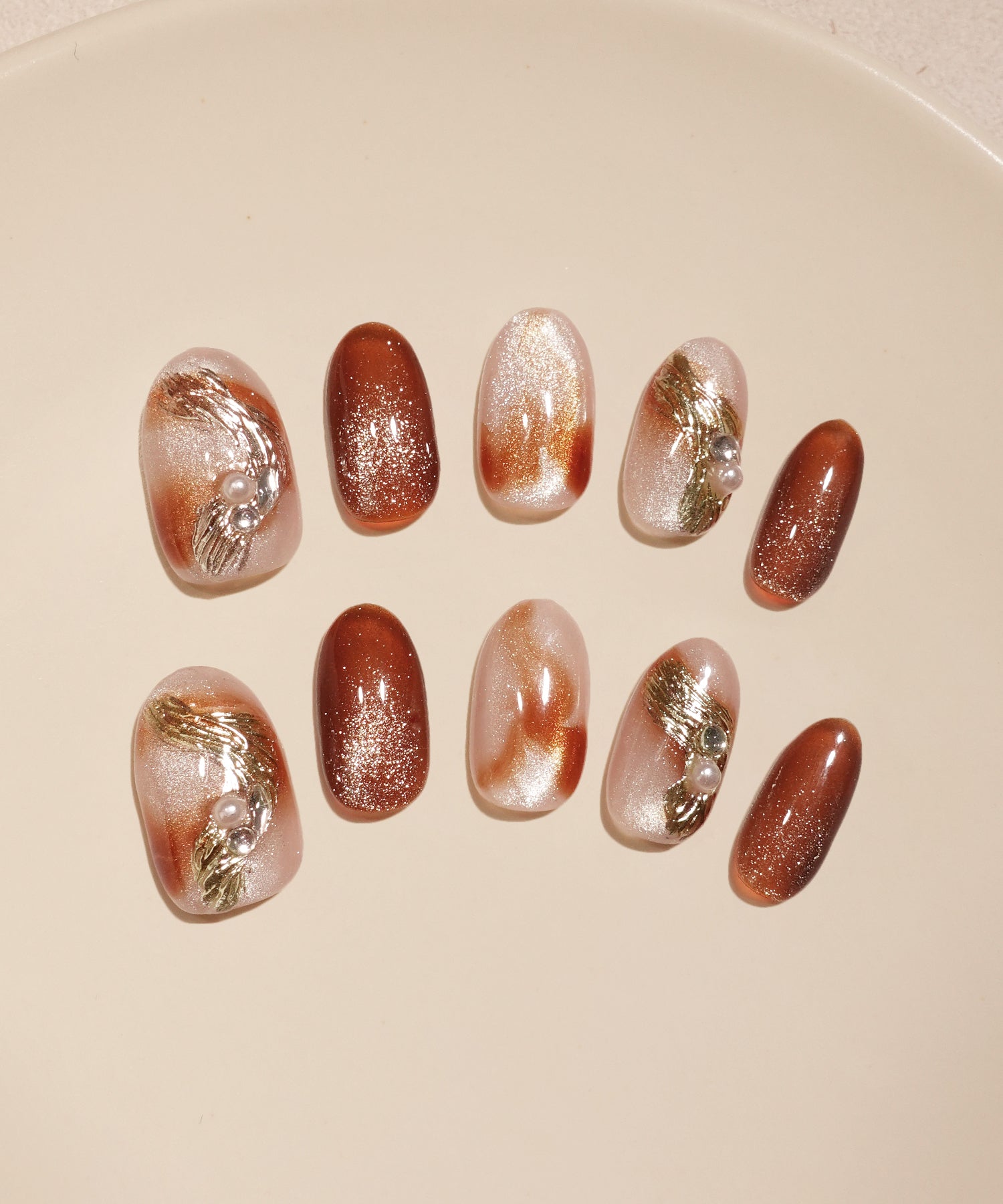 【当日発送】水光ネイルブラウンニュアンスゴールドウェーブミラーパールオーバルネイルチップ