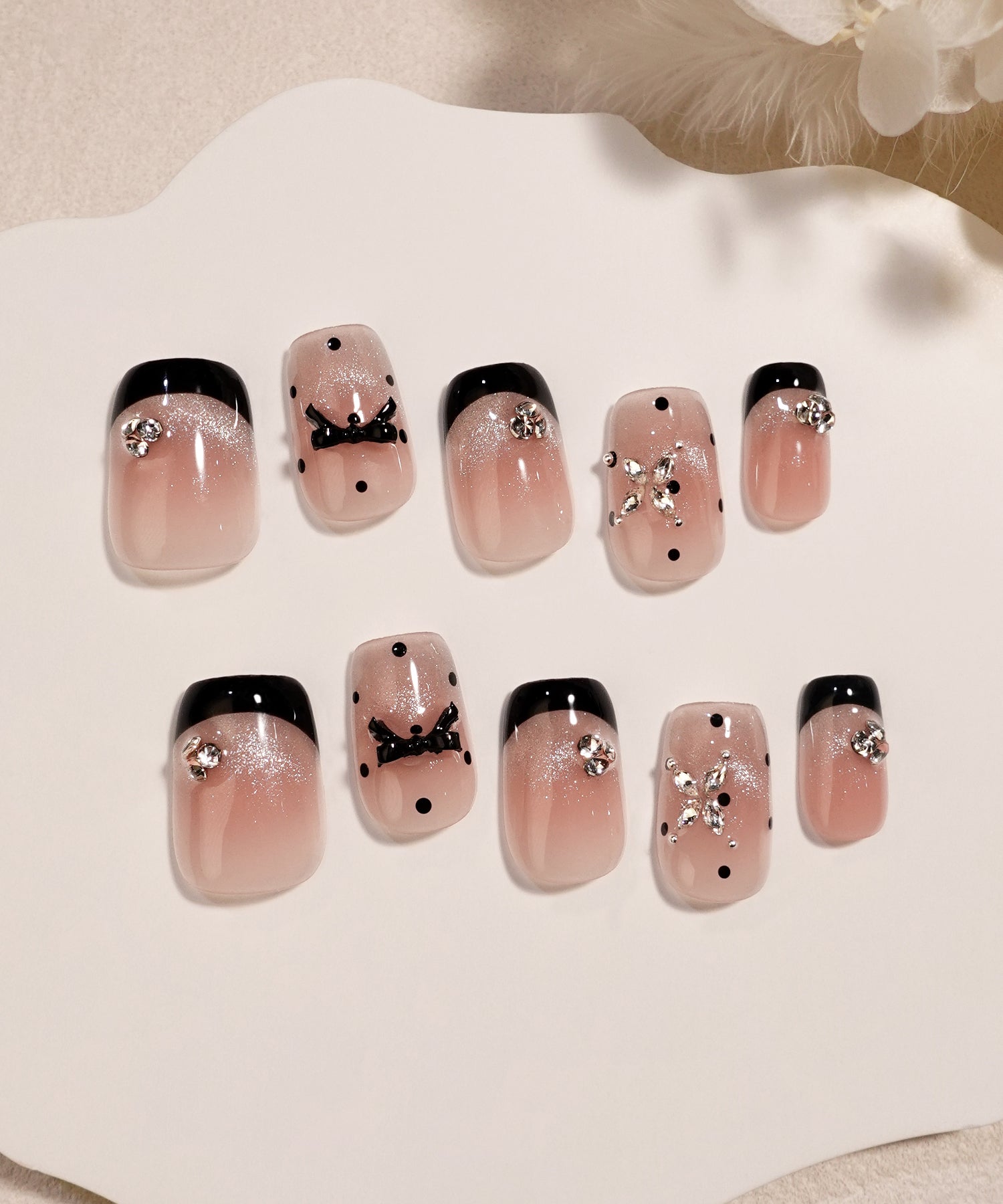 水光ネイルピンクベースブラックフレンチリボンモチーフドットストーンスクエアネイルチップ