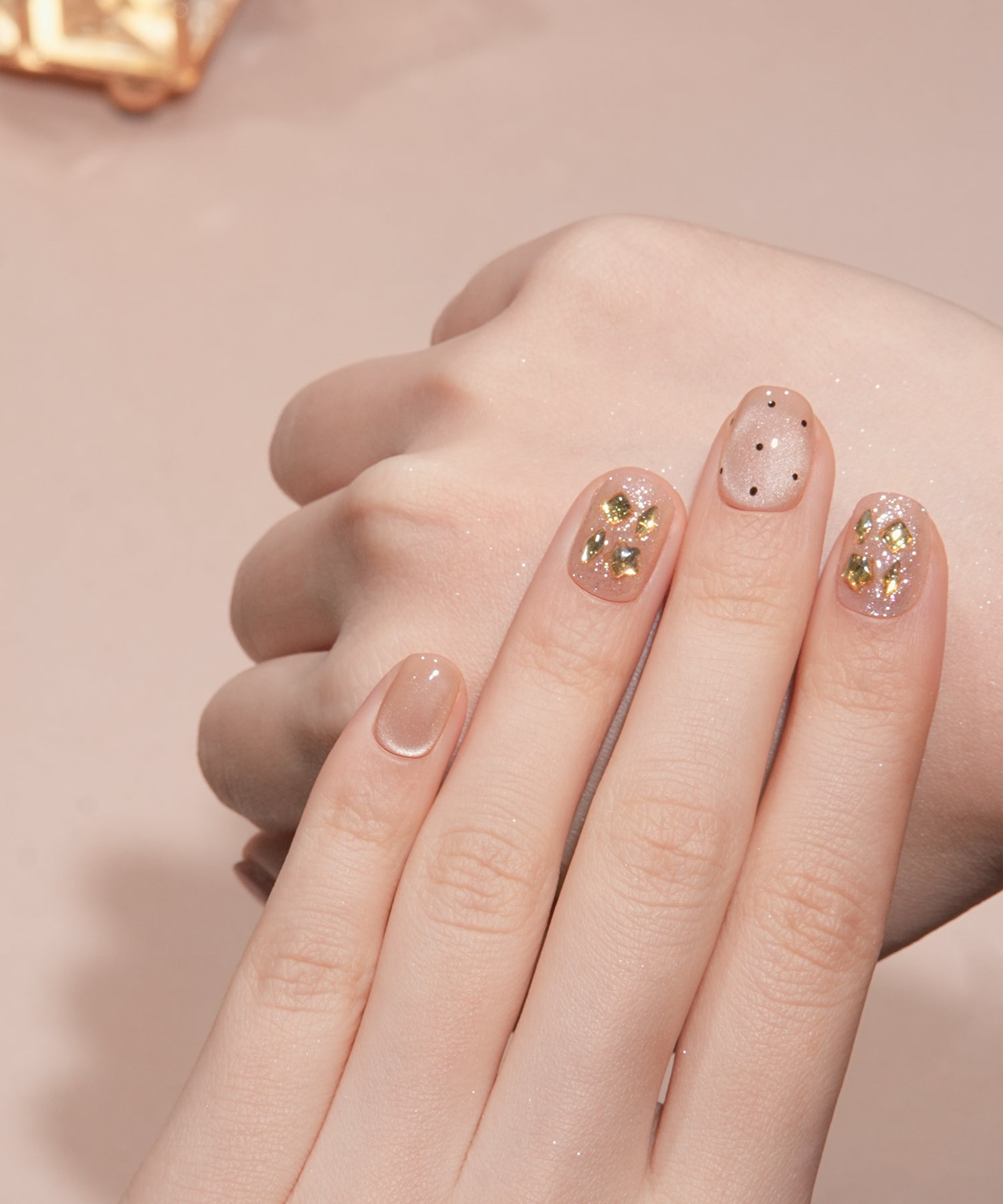 水光ネイルピンクマグネットドットゴールドストーンショートスクエアネイルチップ