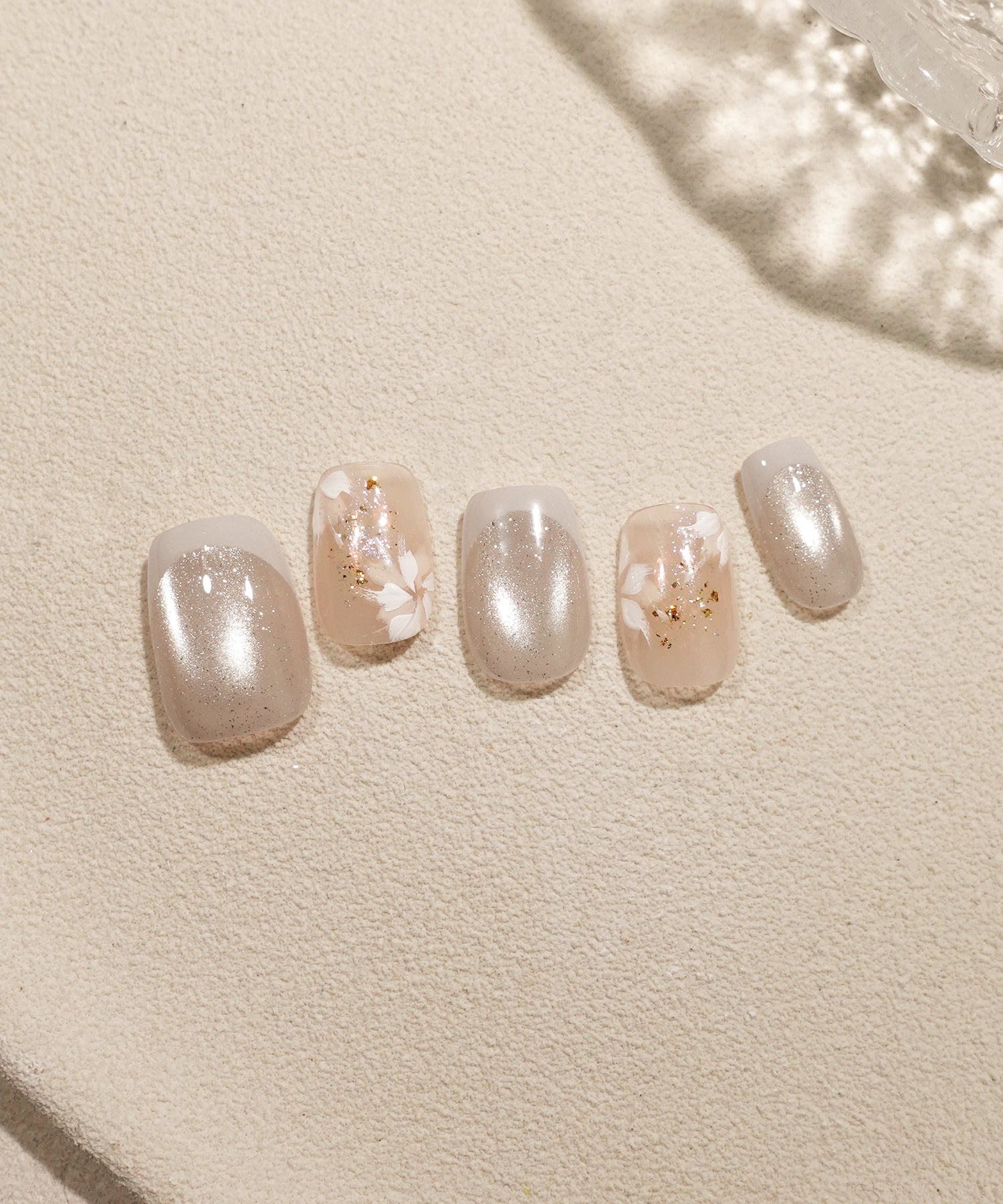 【COMING SOON】水光ネイルベージュマグネットブロッサムアートフレンチショートスクエアネイルチップ