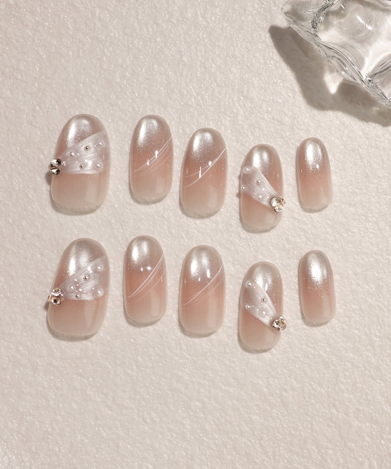 水光ネイルピンクグラデーションシルバーマグネットストーンパールホワイトラインオーバルネイルチップ