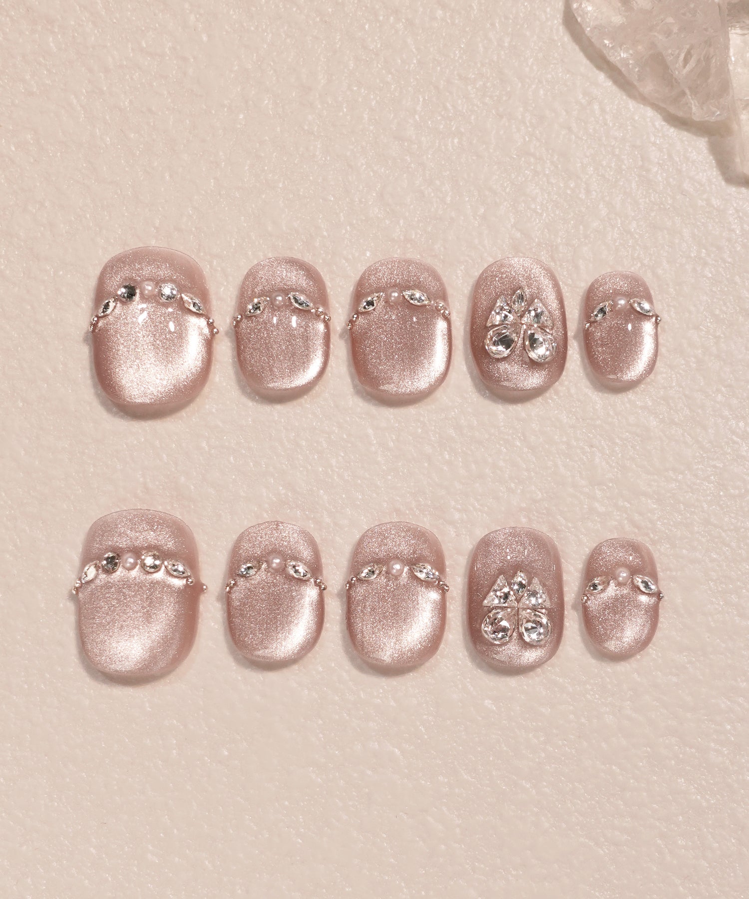 【COMING SOON】水光ネイルピンクマグネットシルバーストーンショートラウンドネイルチップ