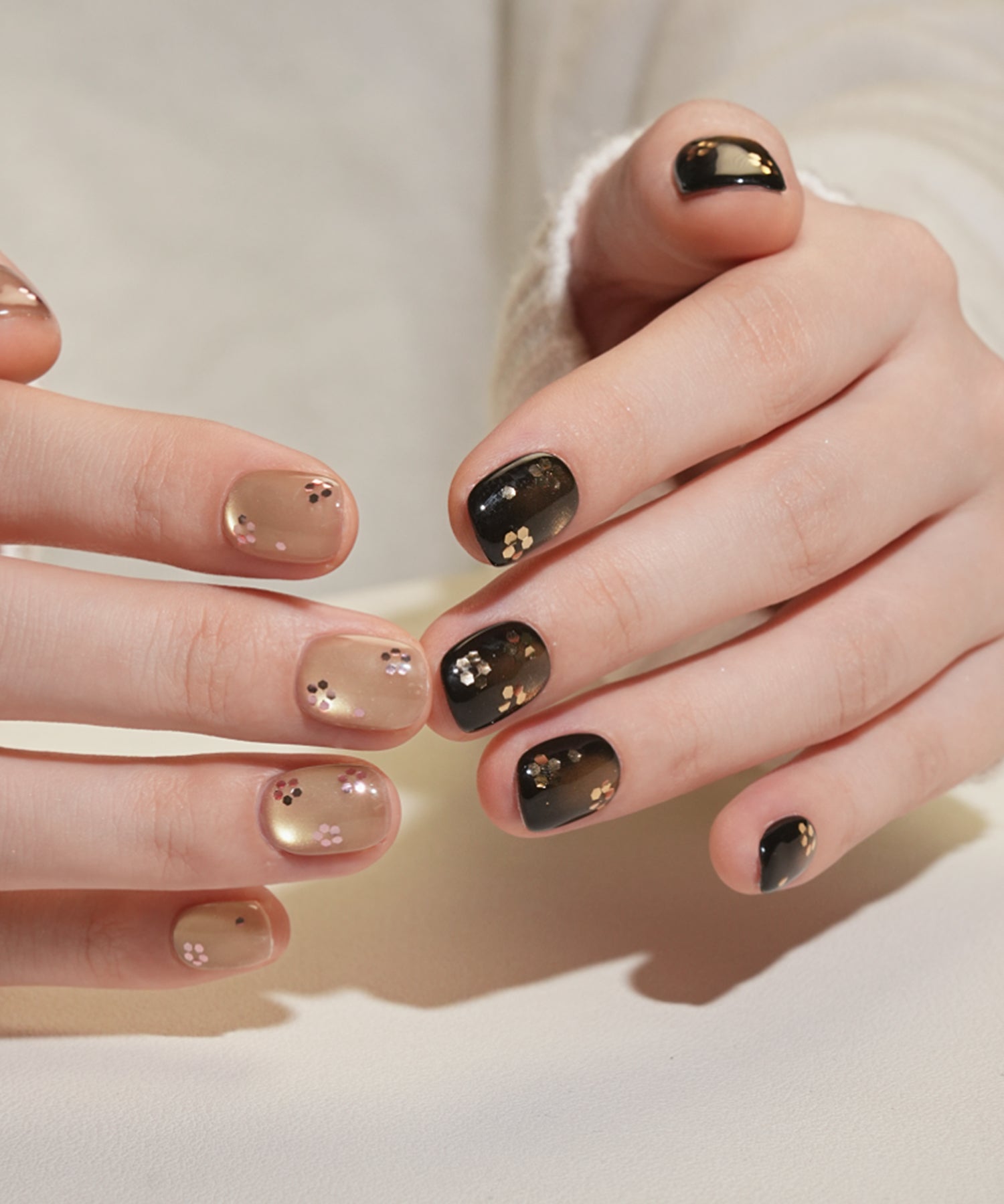 【COMING SOON】水光ネイルブラックゴールドマグネットフラワーライクアシンメトリーデザインショートラウンドネイルチップ