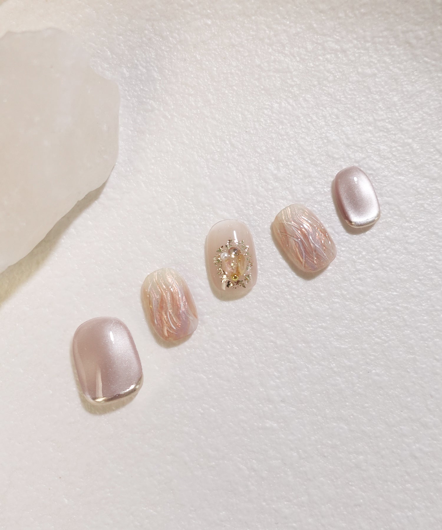 【COMING SOON】水光ネイルサーモンピンクオーロラニュアンスビジューショートラウンドネイルチップ