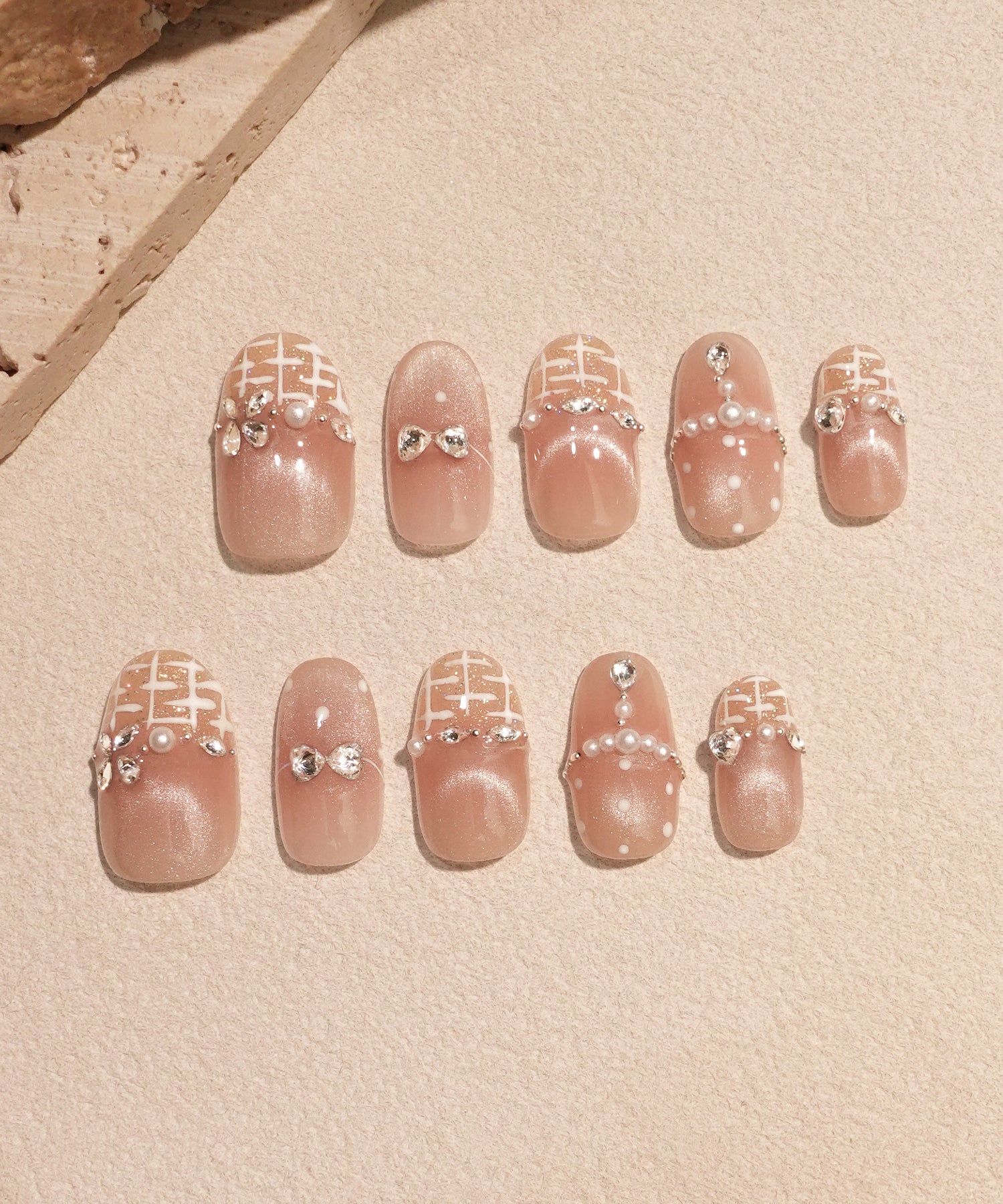 水光ネイルローズピンクツイードフレンチパールストーンドットオーバルネイルチップ