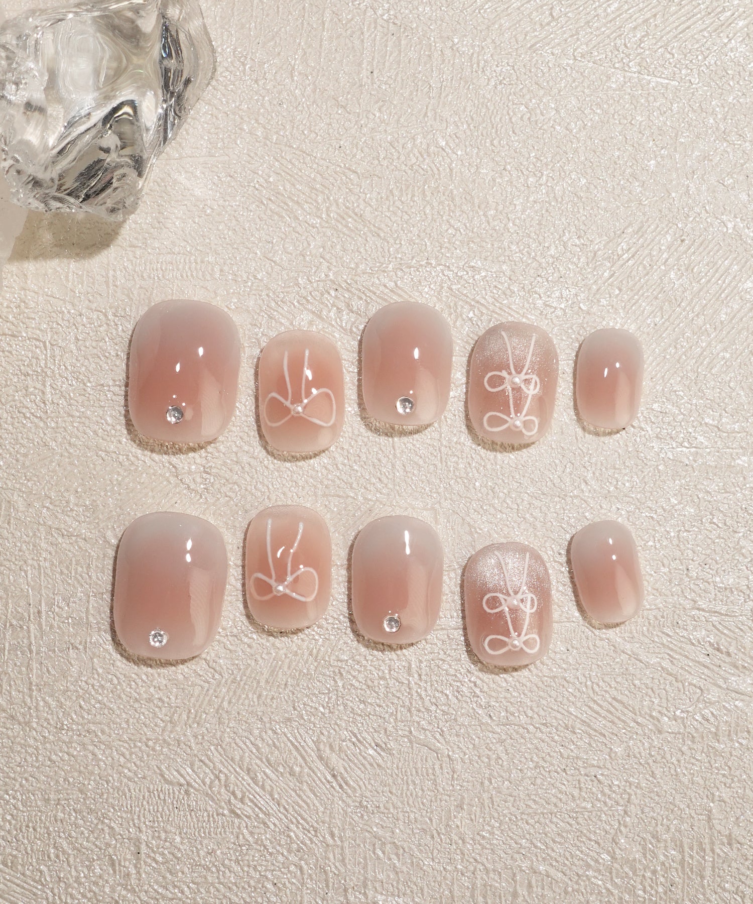 【当日発送】水光ネイルピンクチークリボンアートシルバーストーンショートラウンドネイルチップ