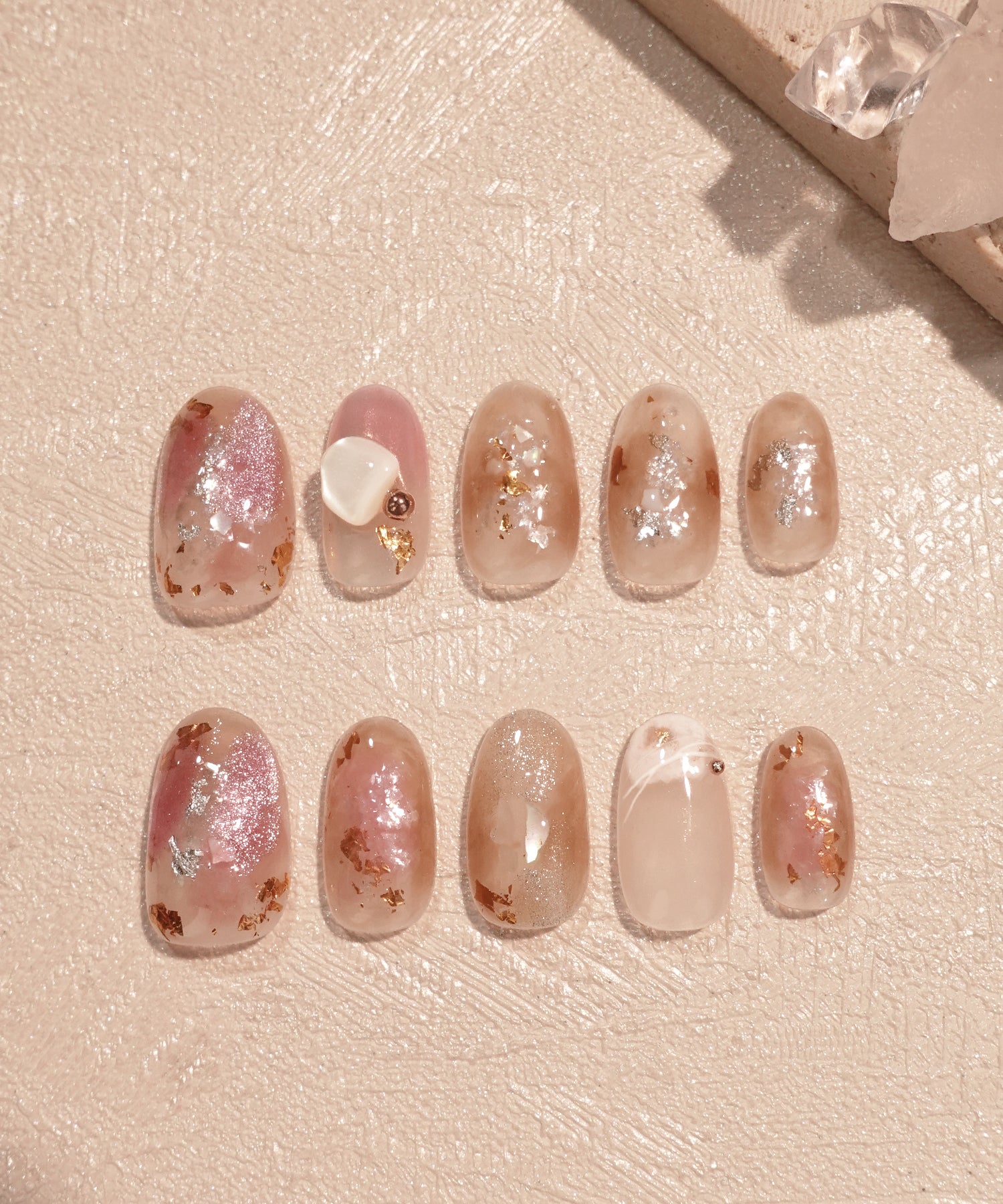 【予約販売】水光ネイルパープルブラウンニュアンスホイルストーンラメオーバルネイルチップ