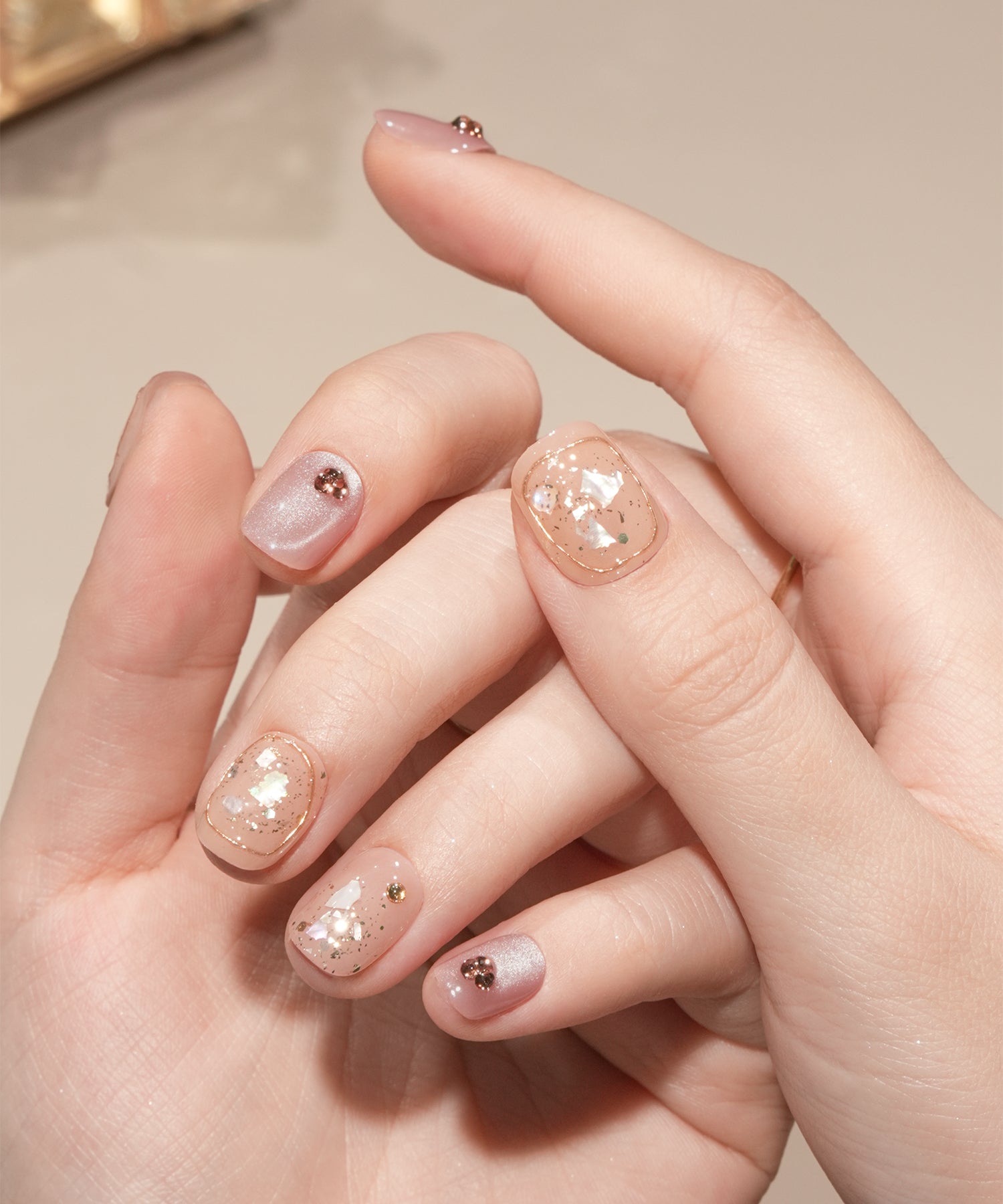 【当日発送】水光ネイルピンクマグネットストーンシェルゴールドラインショートラウンドネイルチップ