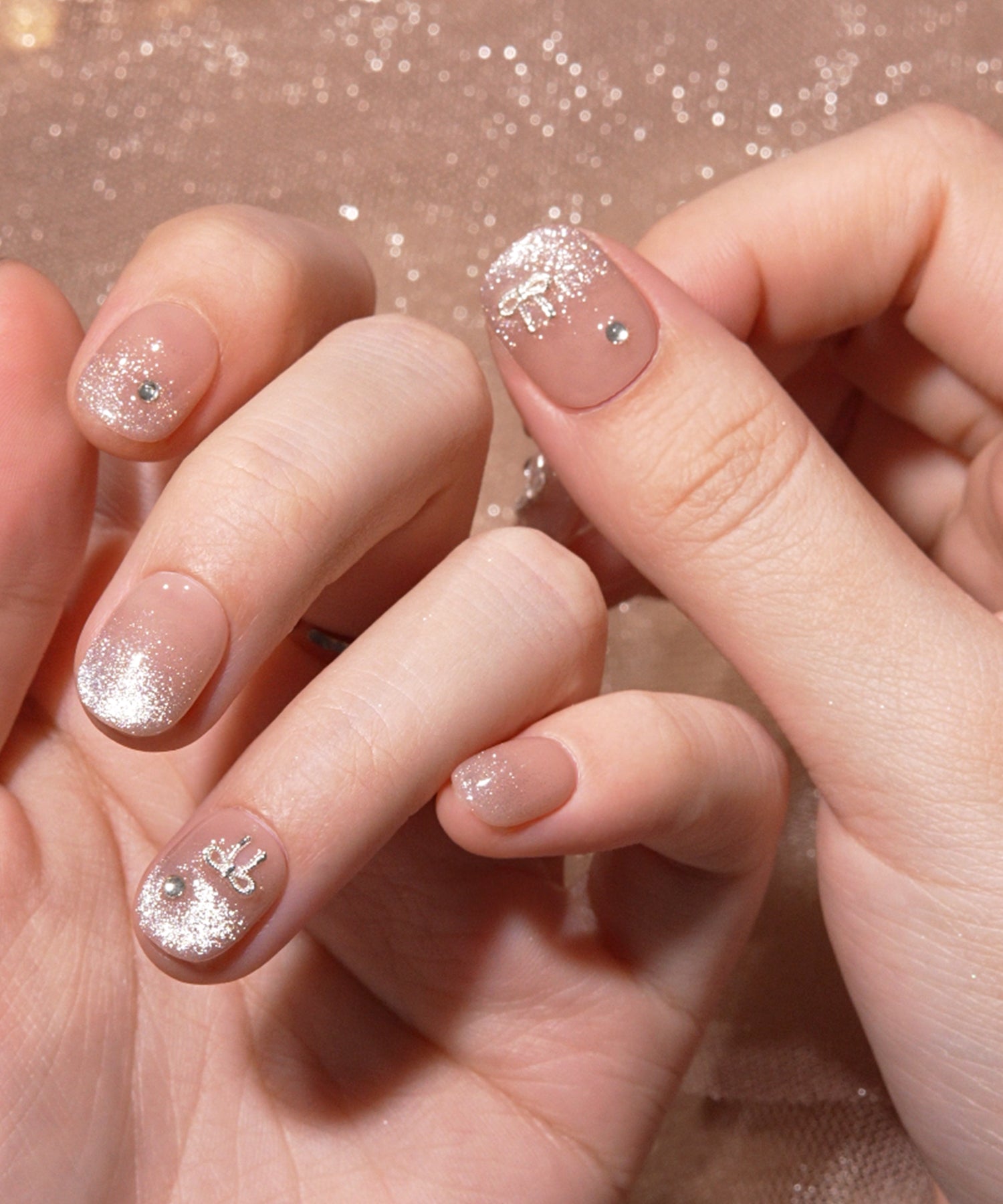 【当日発送】水光ネイルピンクベースシルバーラメグラデーションリボンパーツショートラウンドネイルチップ