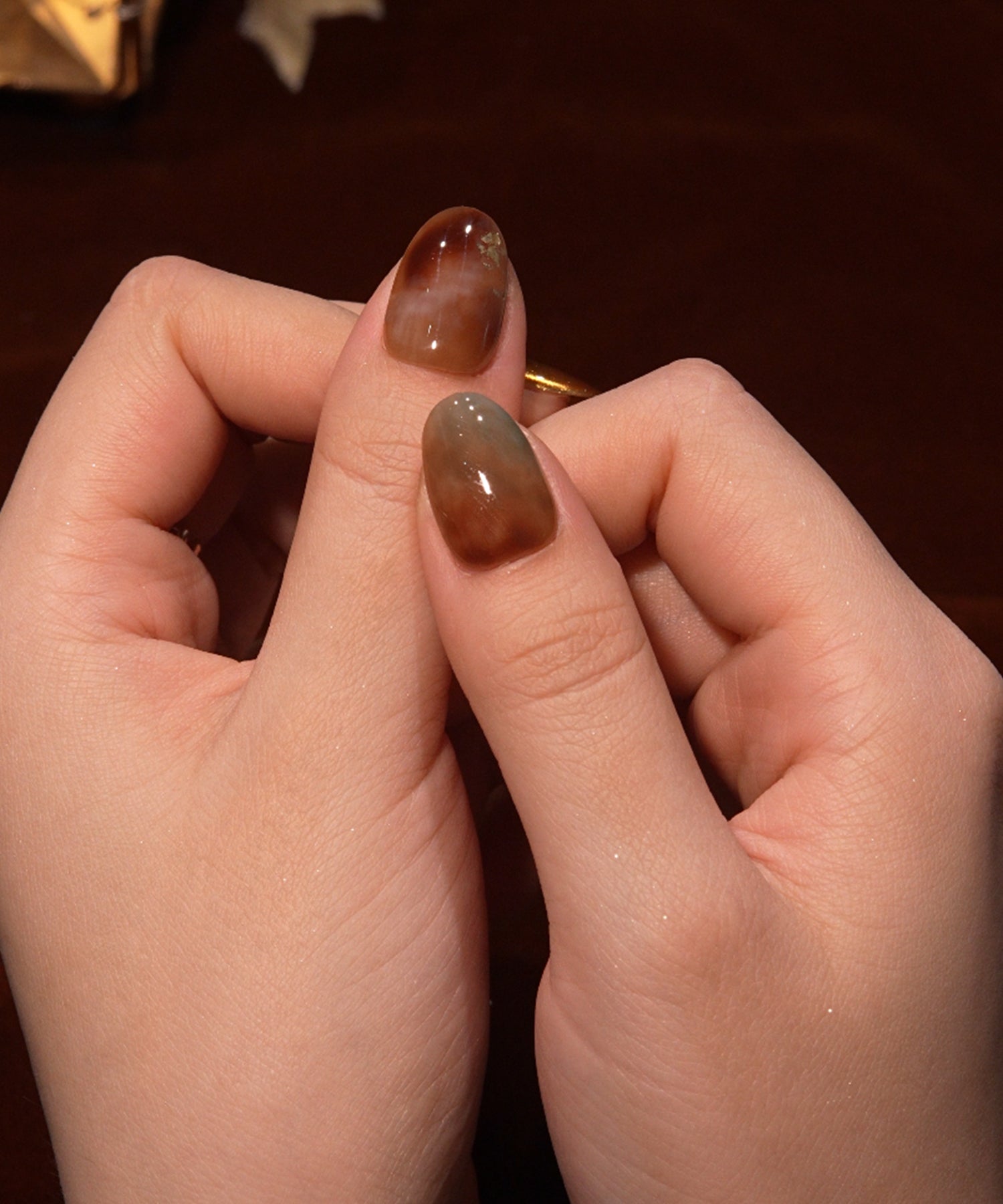 水光ネイルブラウンニュアンスマーブルホイルオーバルネイルチップ