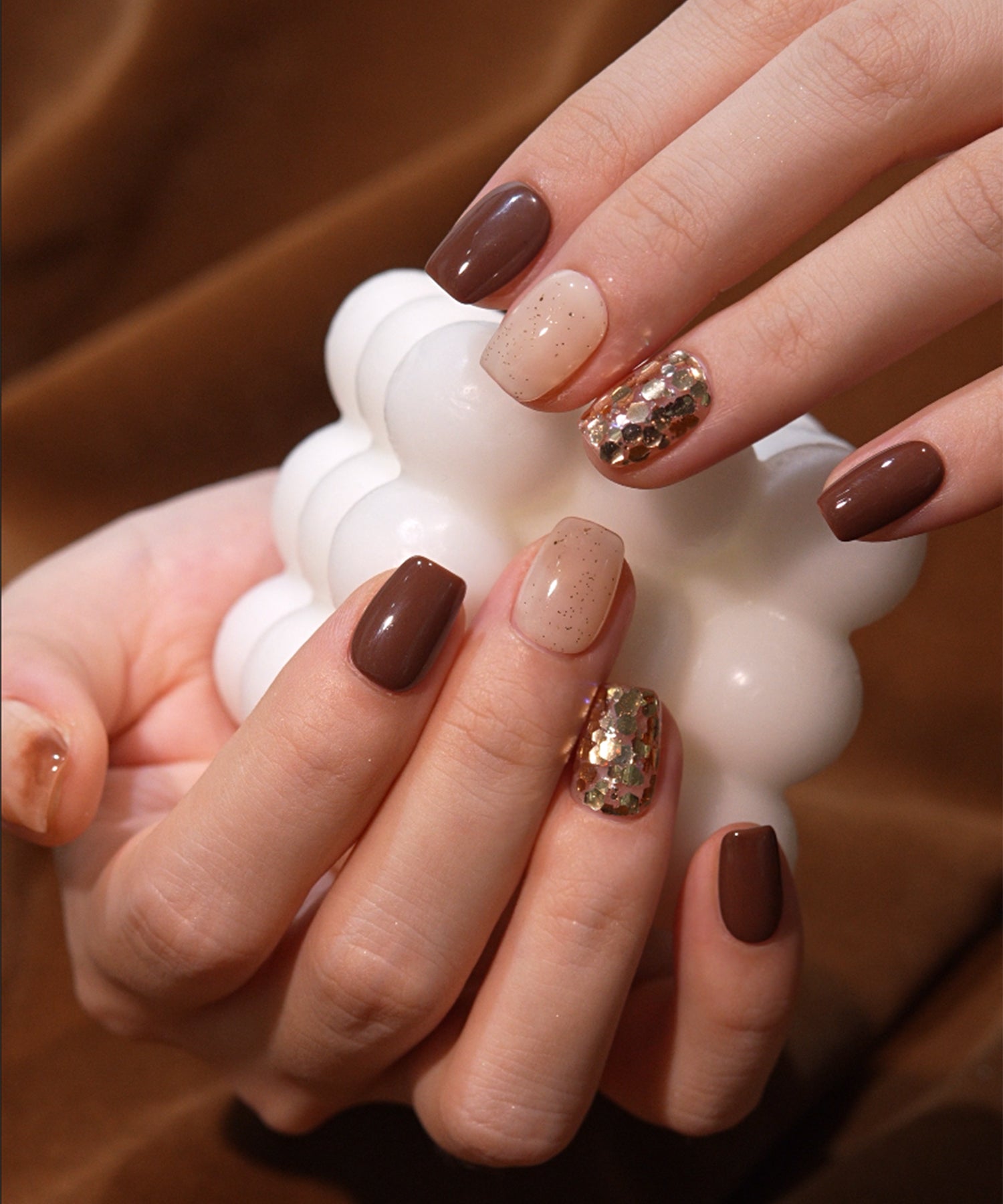 【COMING SOON】水光ネイルブラウンニュアンスゴールドホログラムショートスクエアネイルチップ