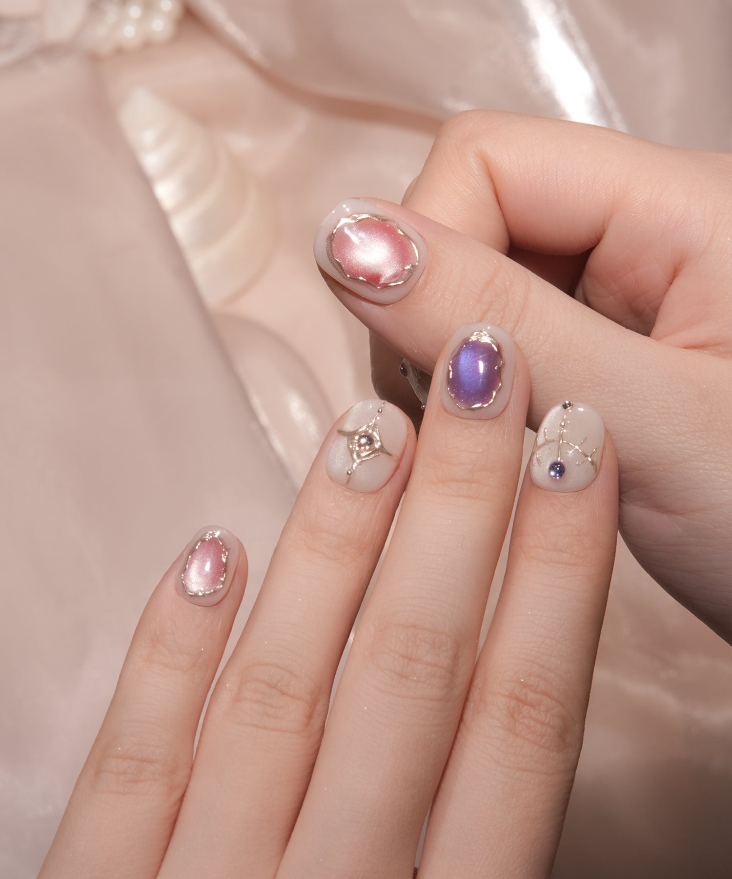 【当日発送】水光ネイルホワイトベースエスニックデザインニュアンスショートラウンドネイルチップ