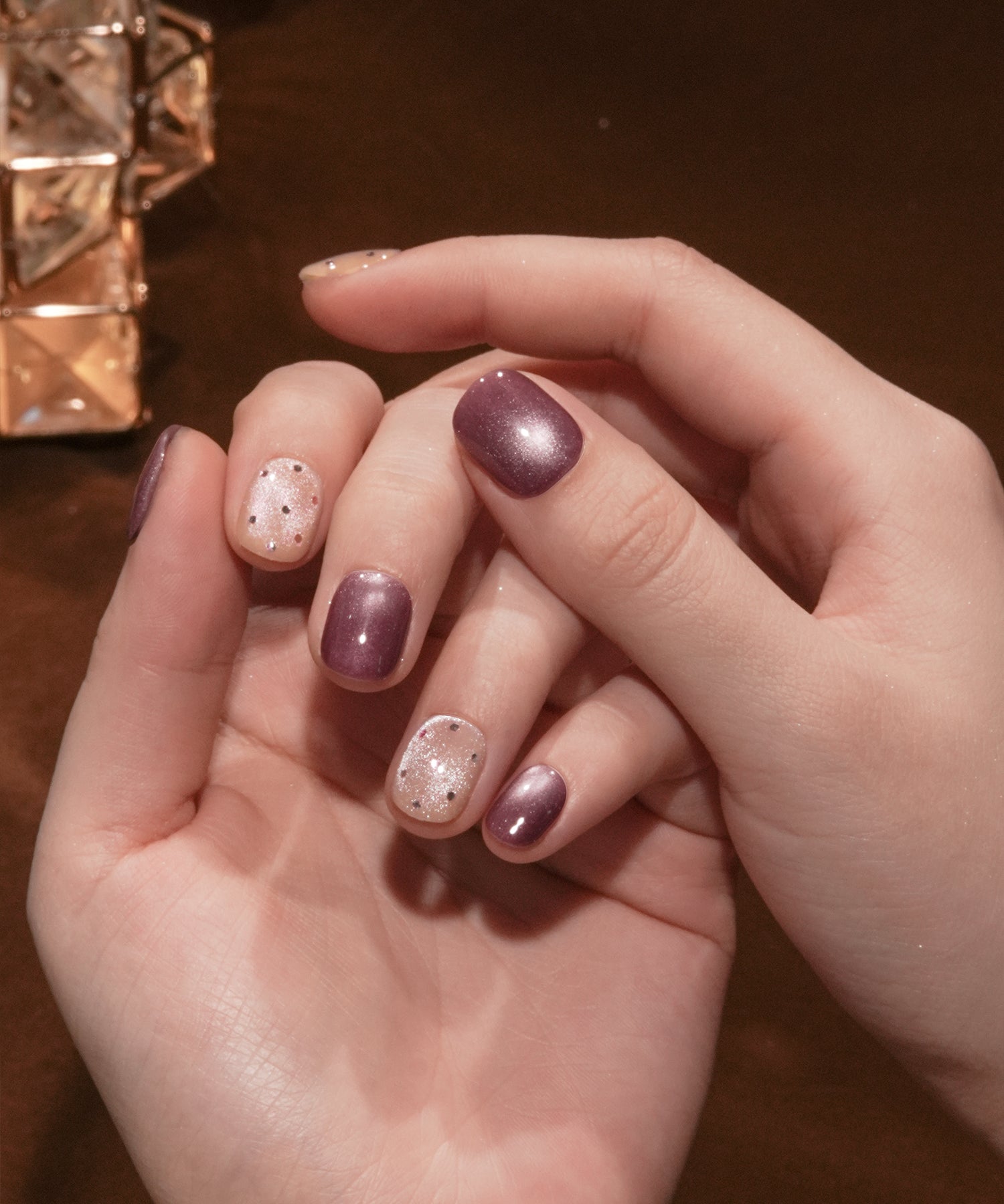 【COMING SOON】水光ネイルパープルマグネットドットホロニュアンスショートラウンドネイルチップ