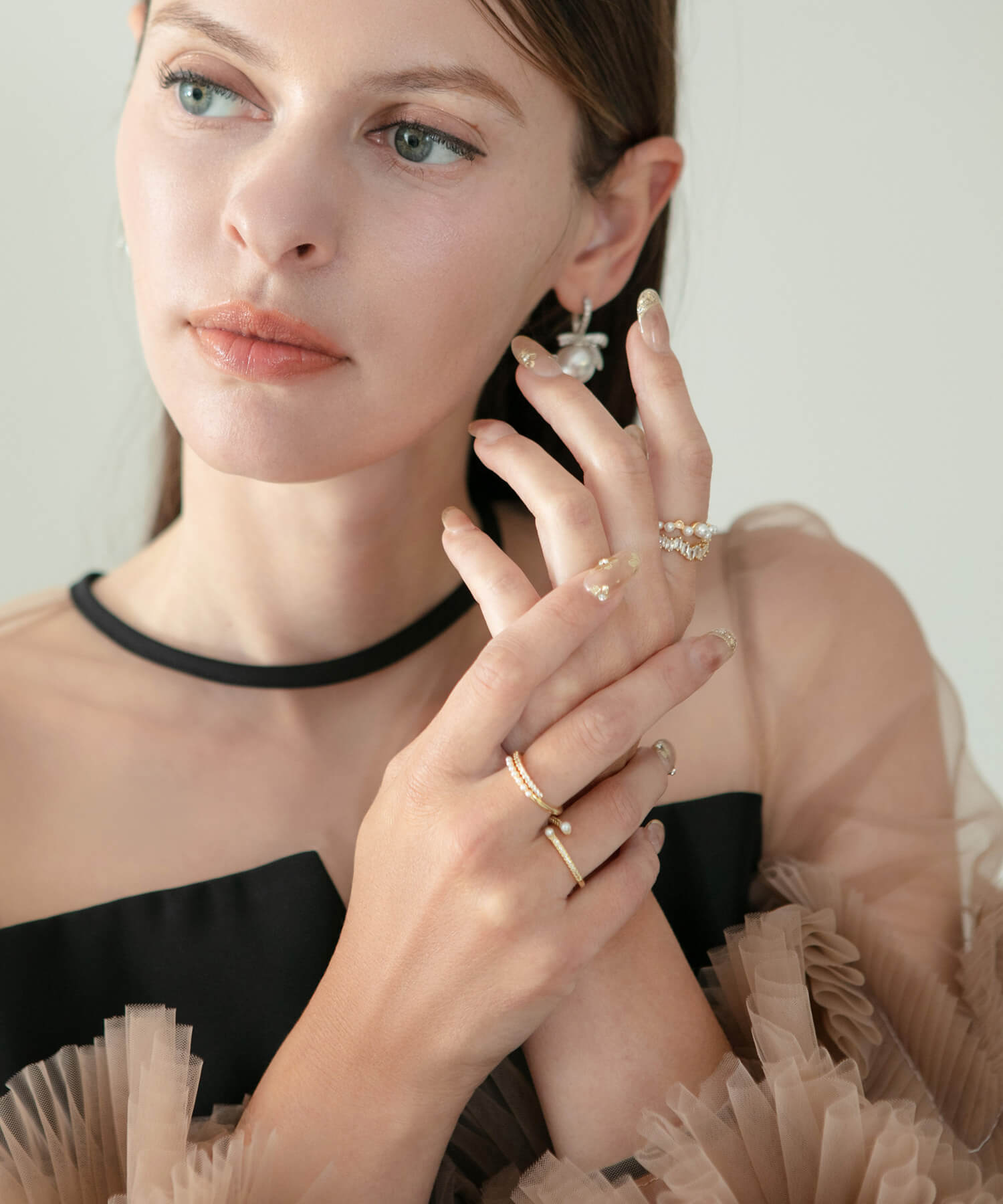 【当日発送】水光ネイルベージュニュアンスフラワーゴールドミラーストーンホログラムオーバルネイルチップ