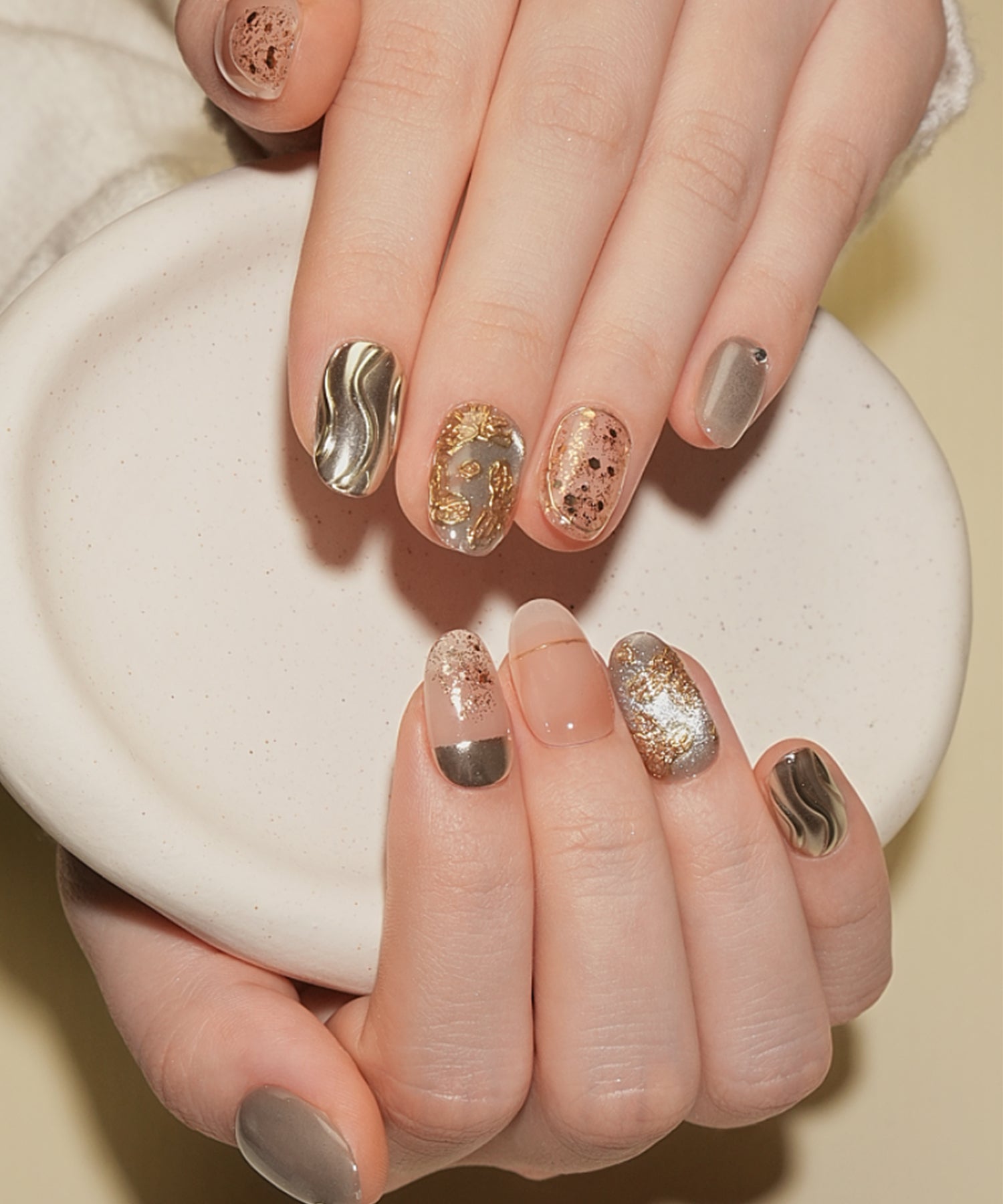 水光ネイルグレーマグネットゴールドフラワーニュアンスデザインオーバルネイルチップ