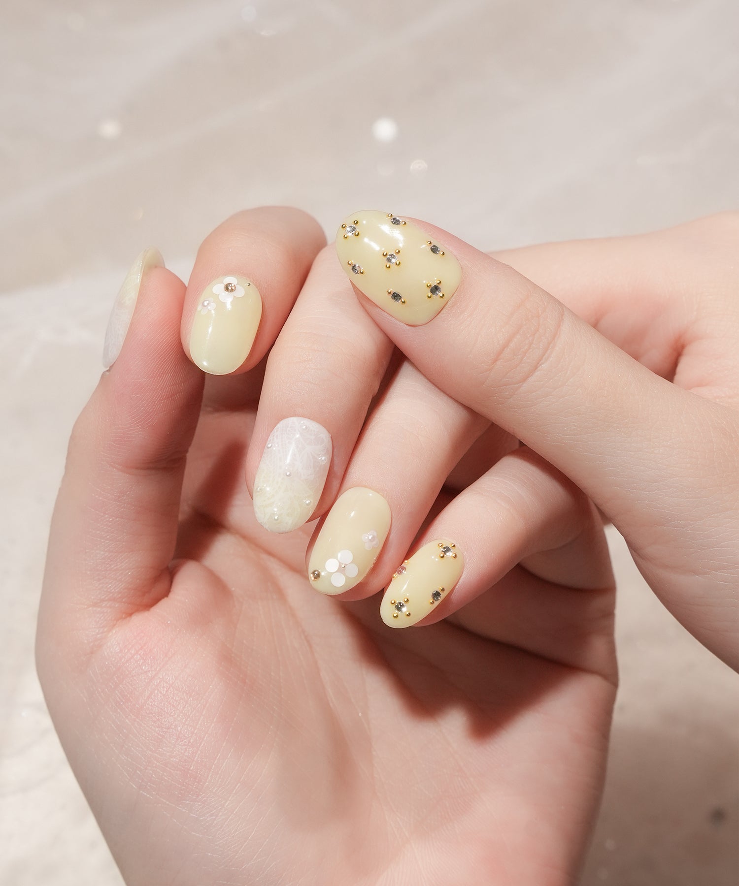 【COMING SOON】水光ネイルパステルイエローレースフラワーパールストーンオーバルネイルチップ
