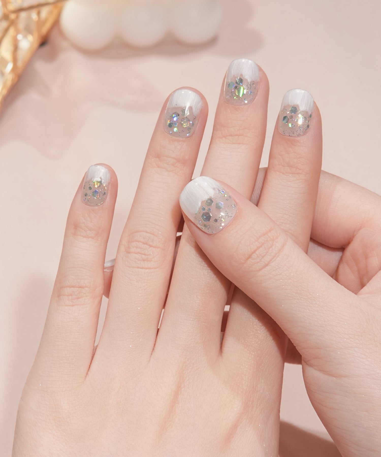 水光ネイルスノーホワイトベースホロラメショートラウンドネイルチップ