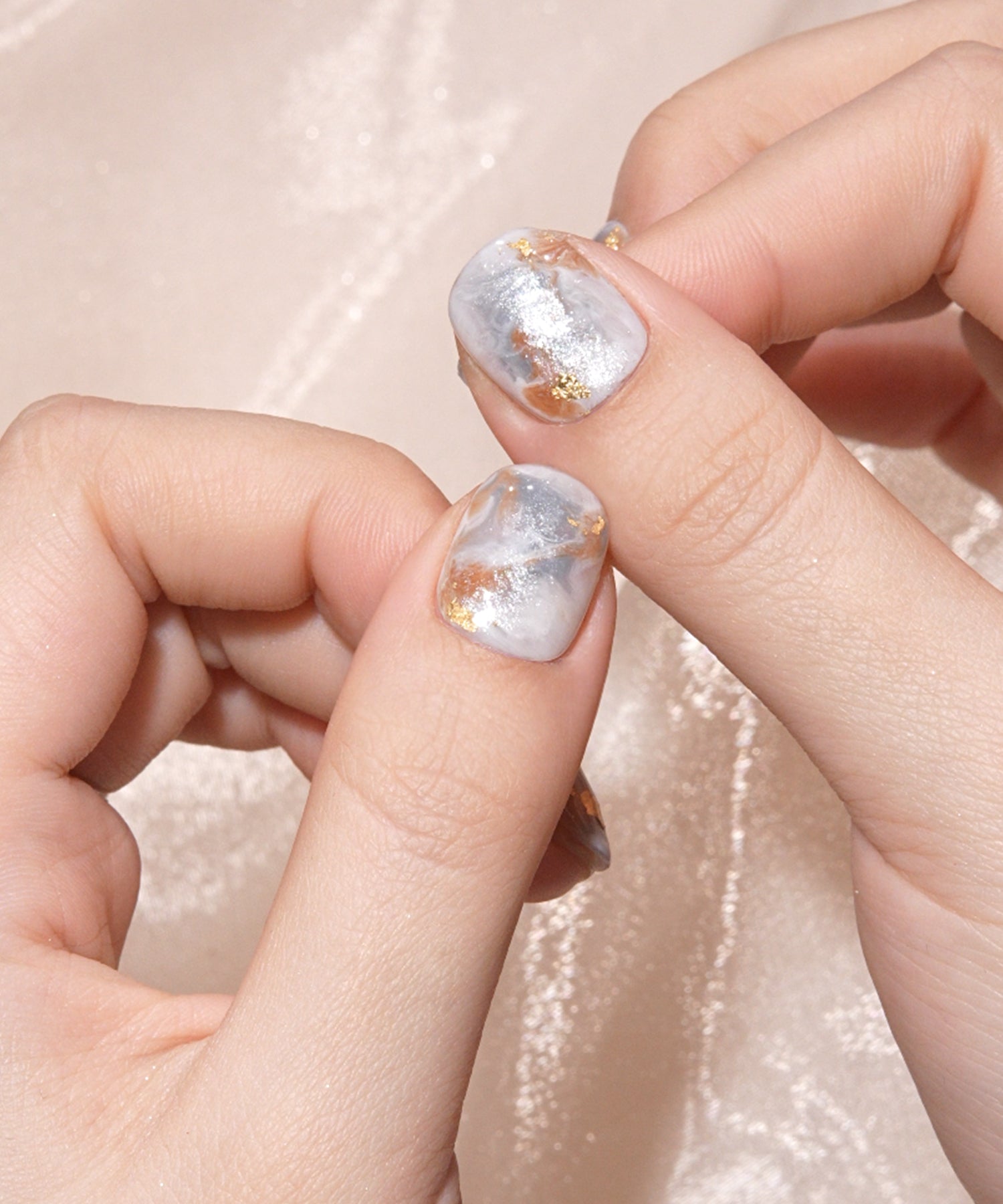 水光ネイルブルーニュアンスゴールドホイルラメショートラウンドネイル