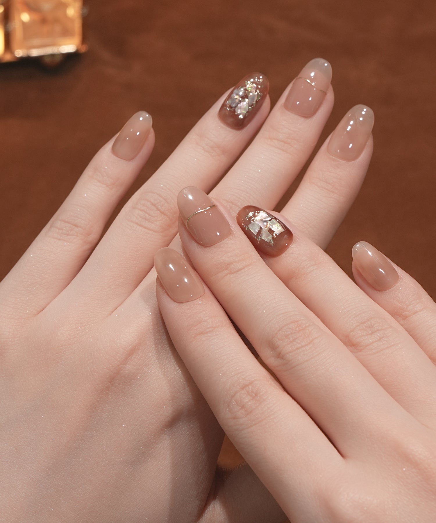 水光ネイルブラウンニュアンスゴールドミラーラインシェルホイルオーバルネイルチップ