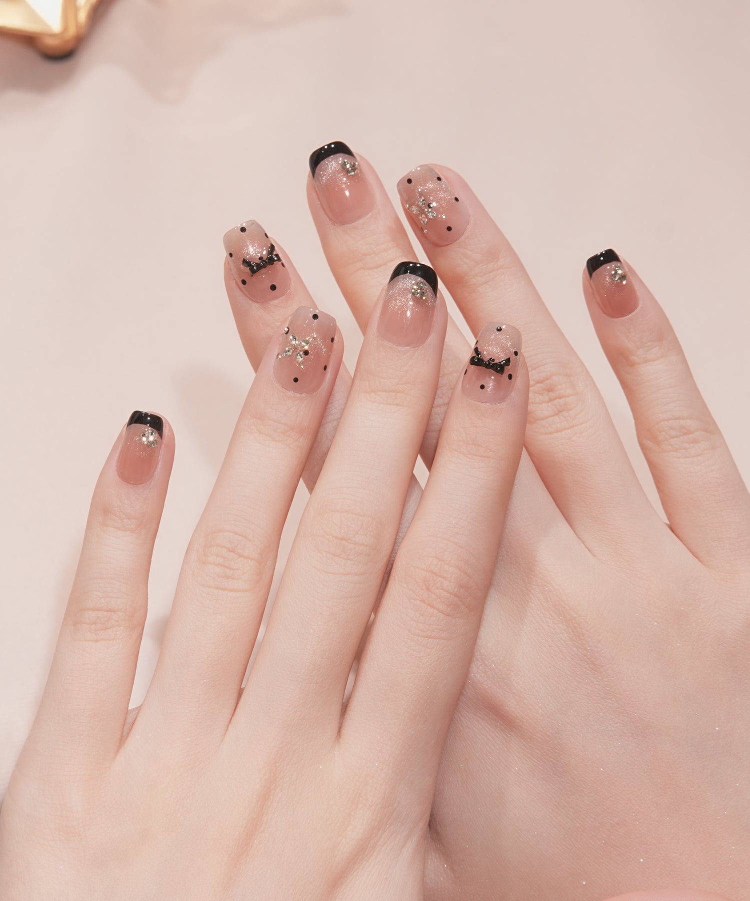 水光ネイルピンクベースブラックフレンチリボンモチーフドットストーンスクエアネイルチップ