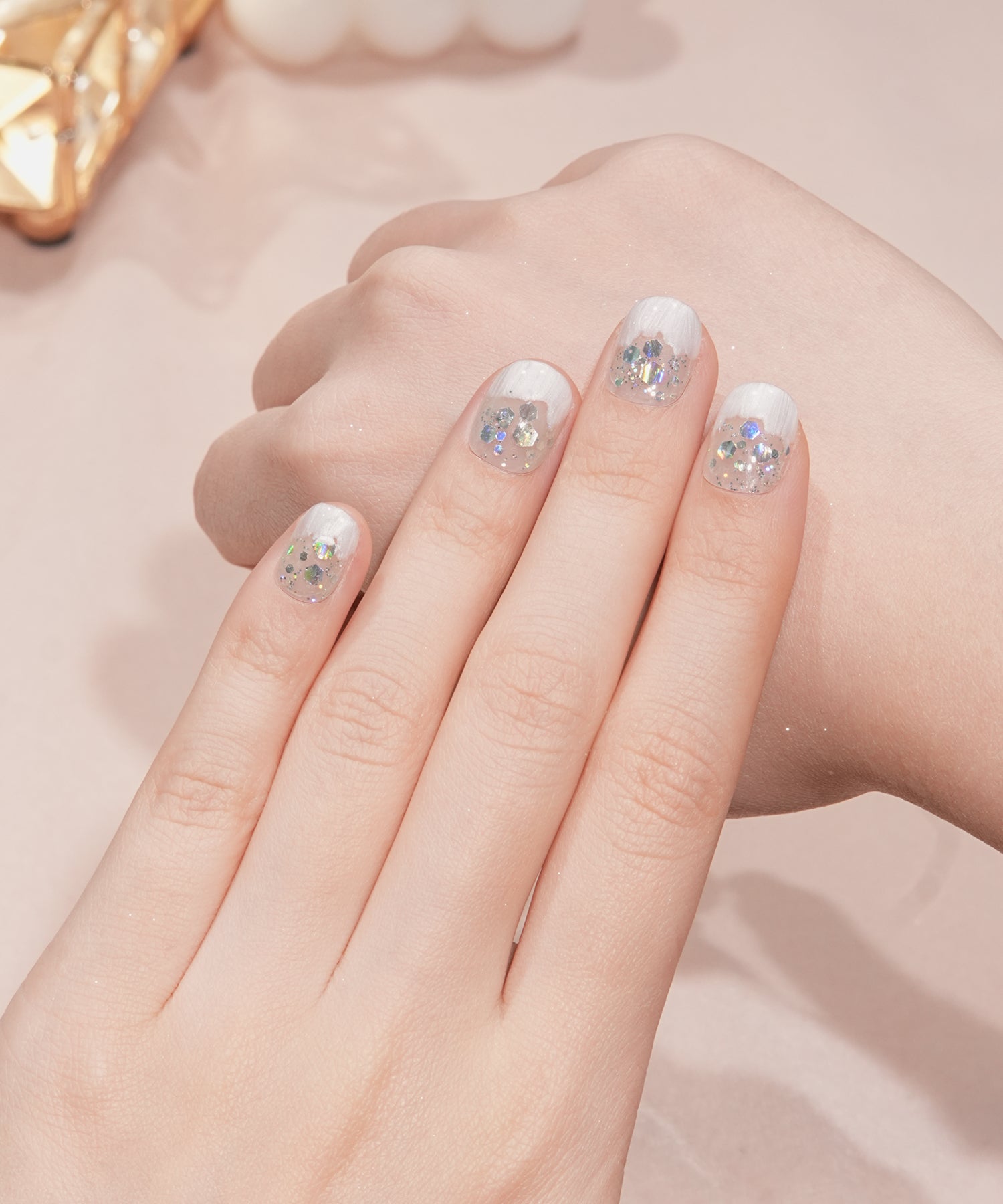 水光ネイルスノーホワイトベースホロラメショートラウンドネイルチップ