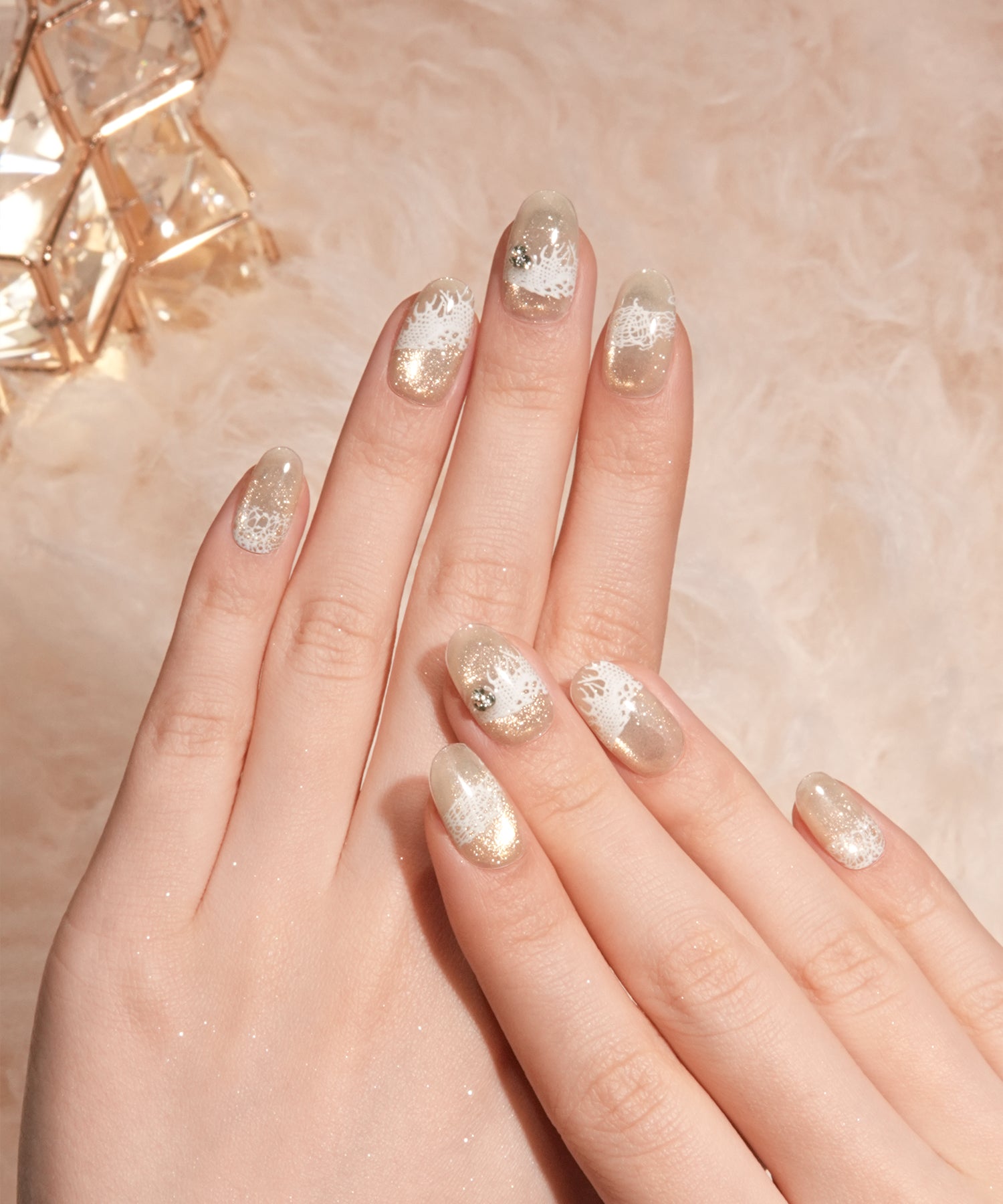 【当日発送】水光ネイルシャンパンゴールドマグネットホワイトレースストーンオーバルネイルチップ