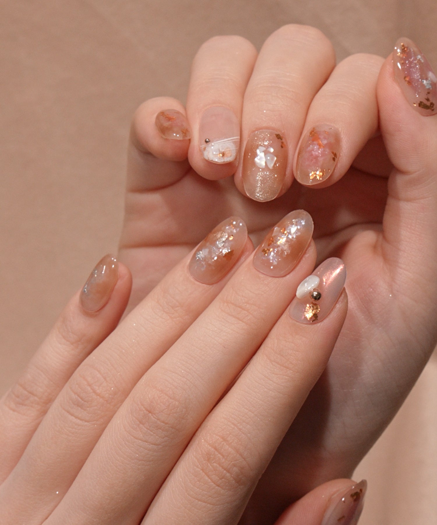 【予約販売】水光ネイルパープルブラウンニュアンスホイルストーンラメオーバルネイルチップ