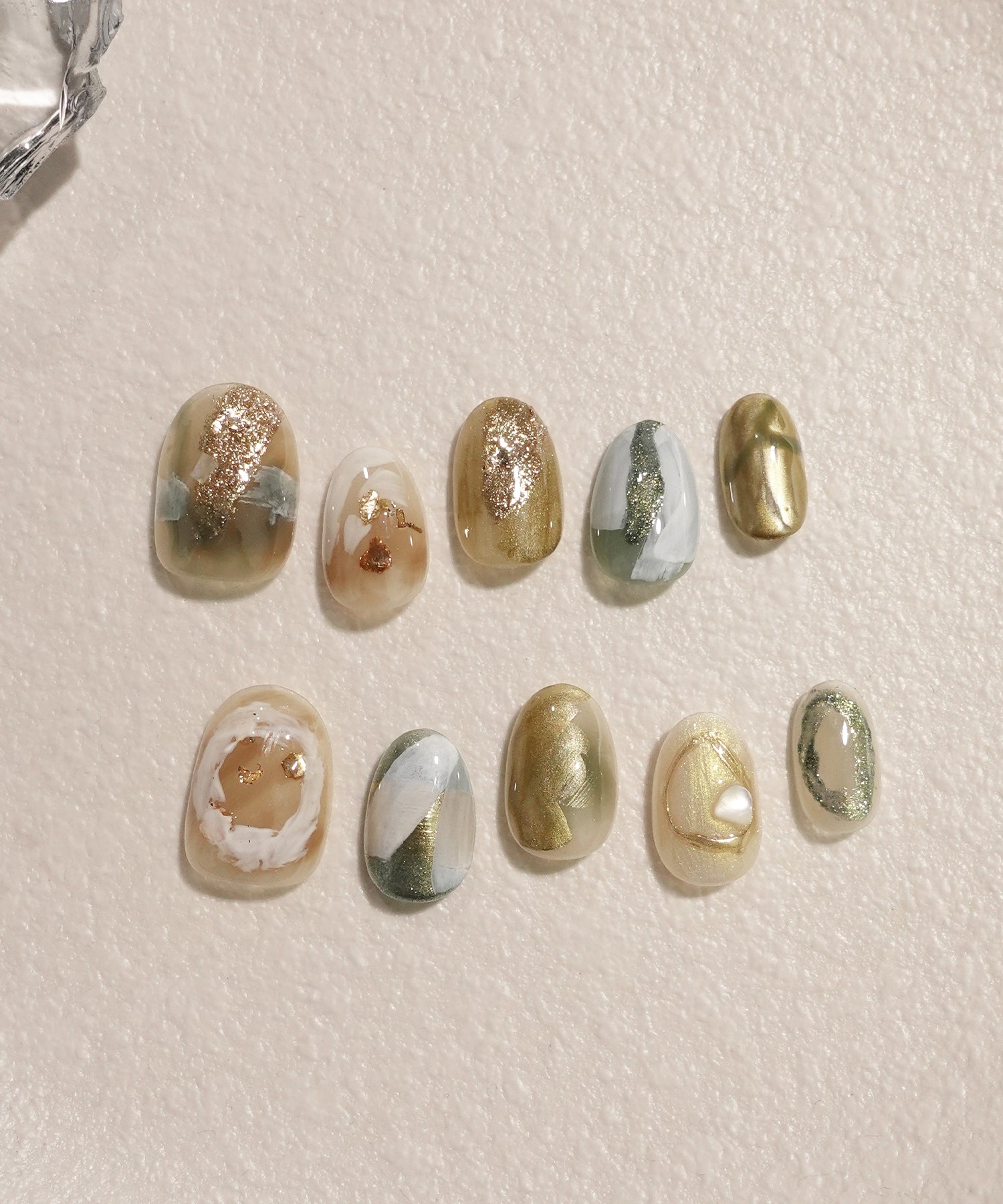 水光ネイルカーキゴールドホイルインクニュアンスショートオーバル