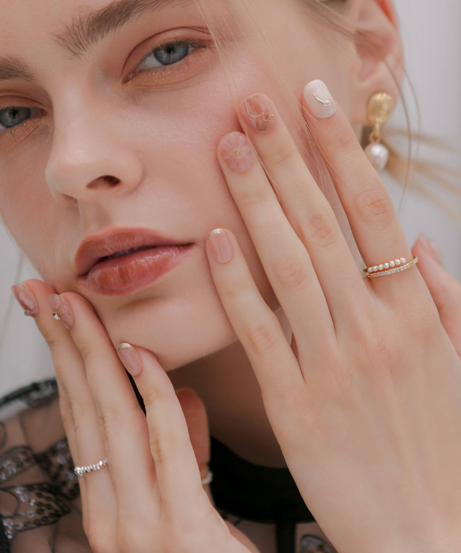 【当日発送】水光ネイルクリアピンク3Dフラワーゴールドミラーショートラウンドネイルチップ